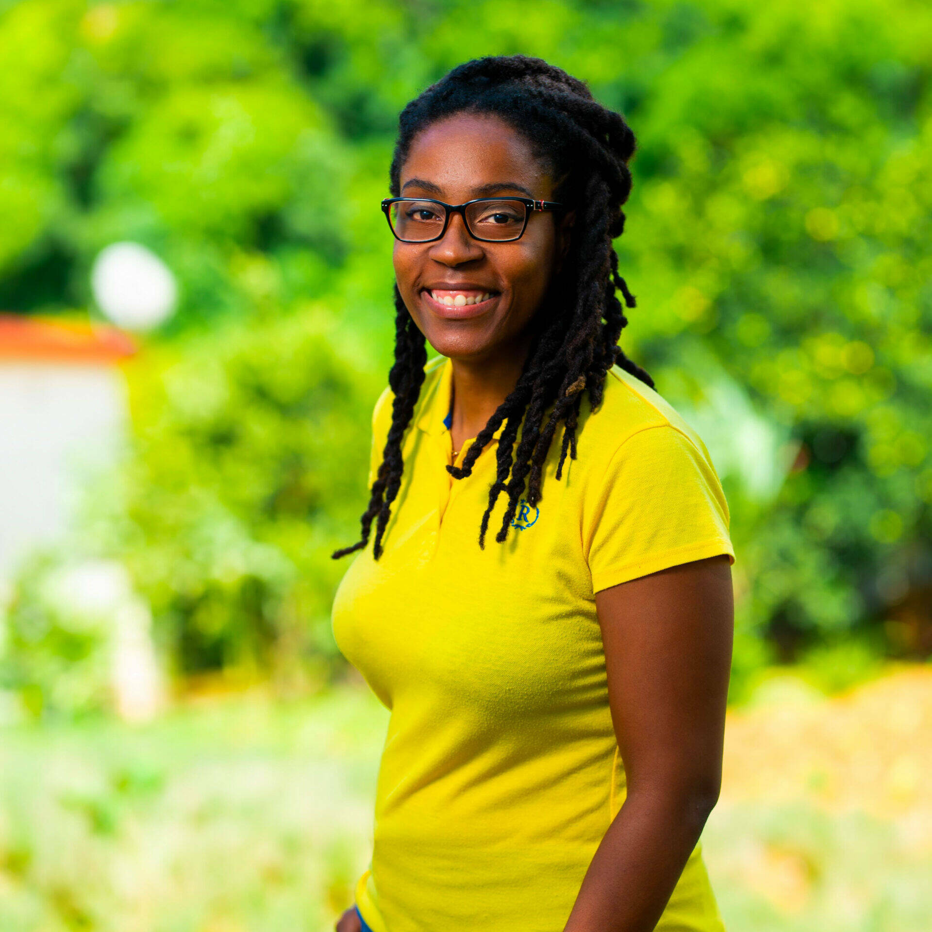 Portrait de Gladys dans un champ au morne-vert