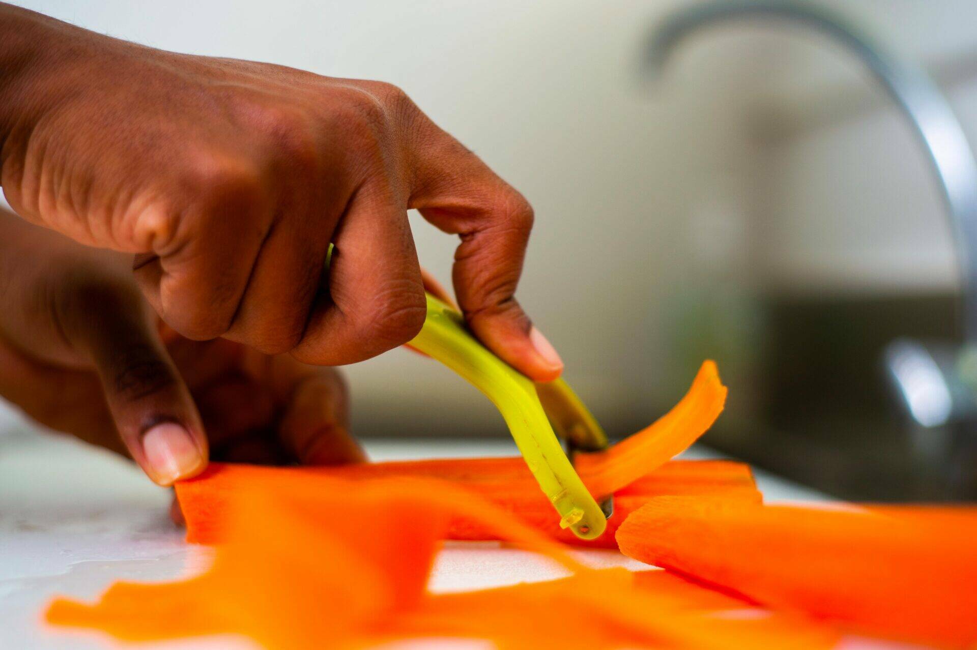 Mains de Gladys râpant une carotte