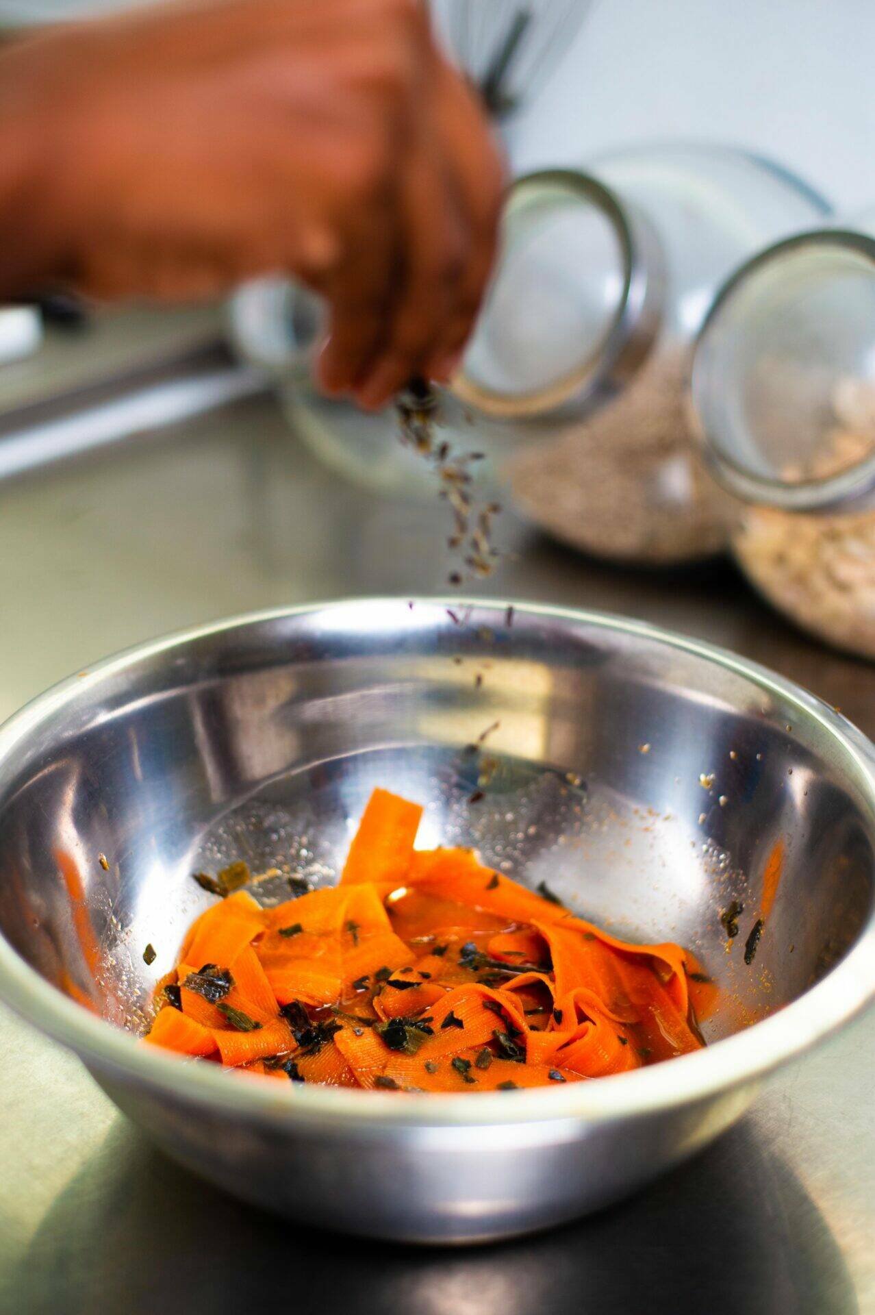 Carottes rapées en train d'être assaisonnées