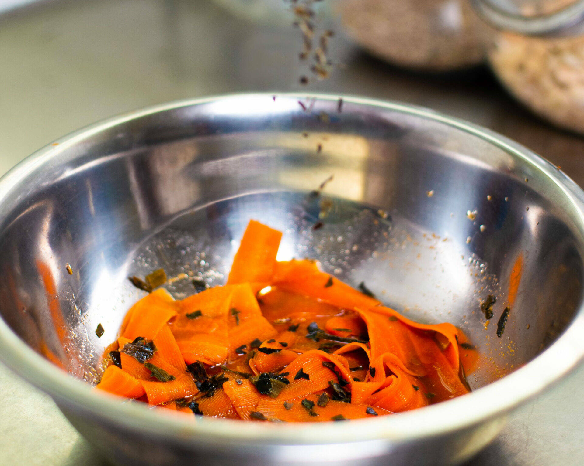 Carottes rapées en train d'être assaisonnées