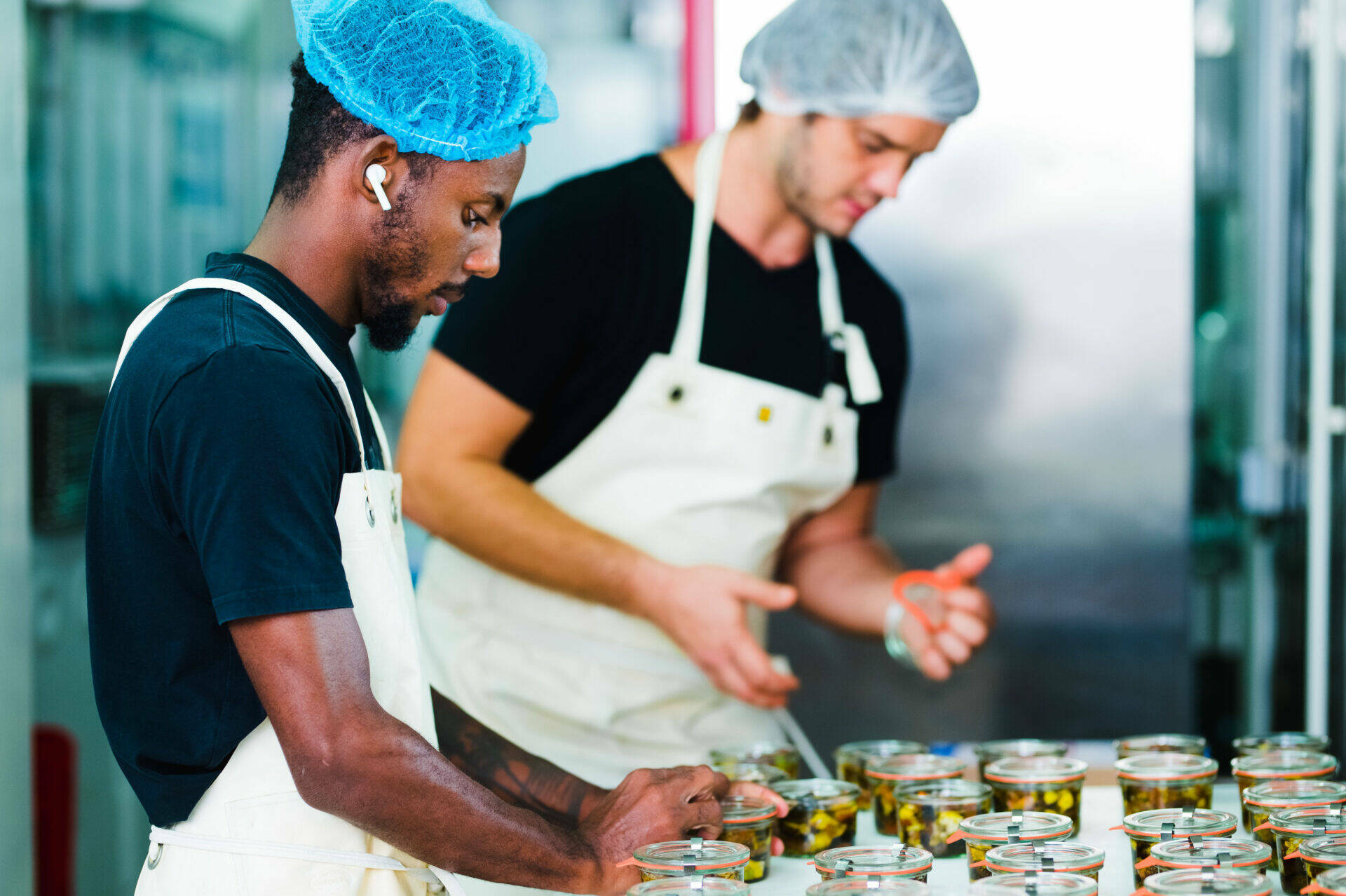 Clément et son collaborateur dans l'atelier de fabrication