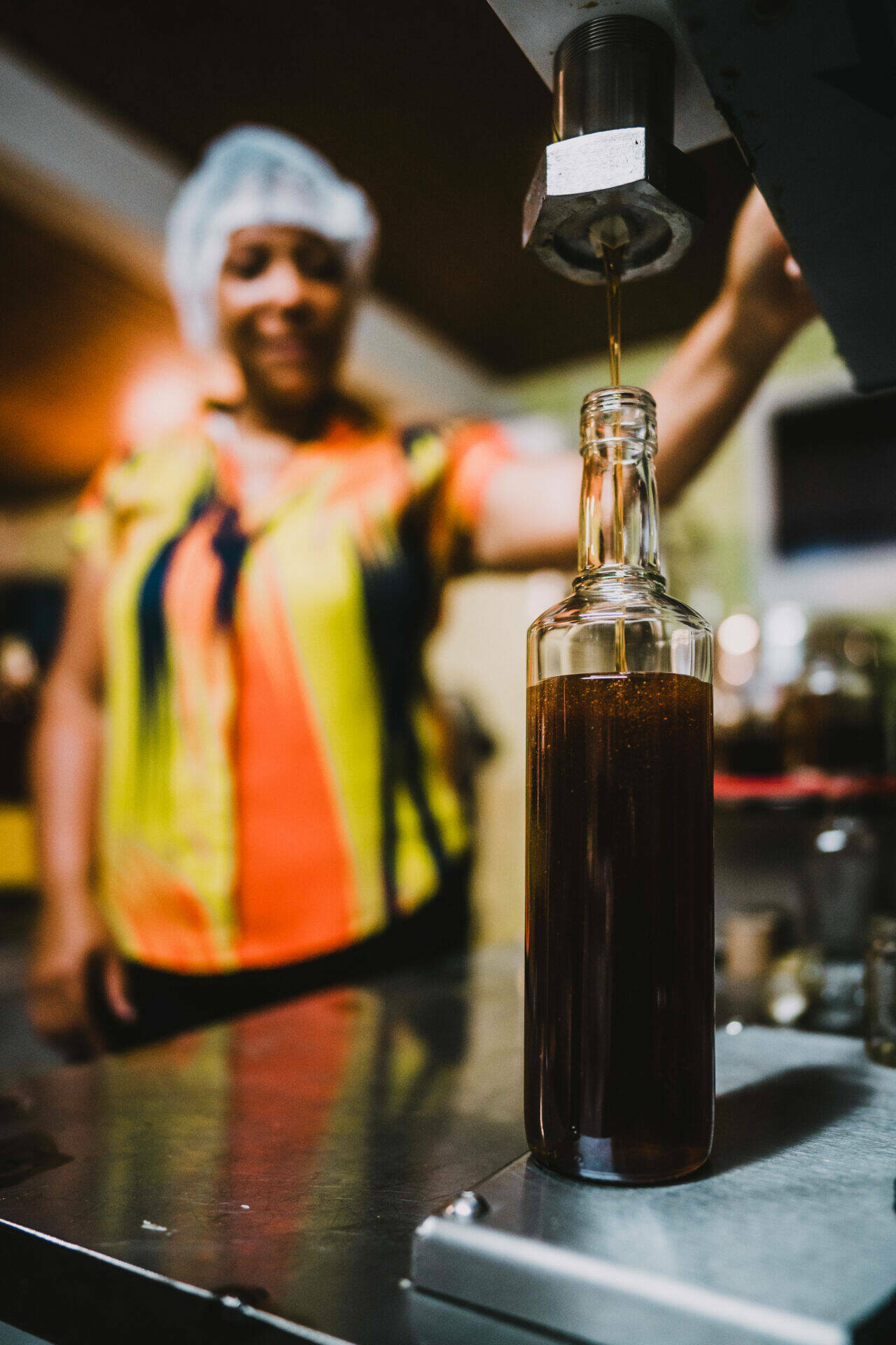 Bouteille de miel en train d'être remplie