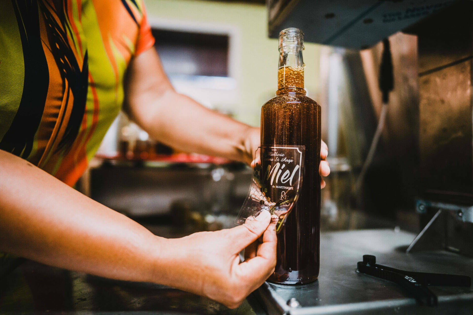 Application de l'étiquette de la bouteille de miel