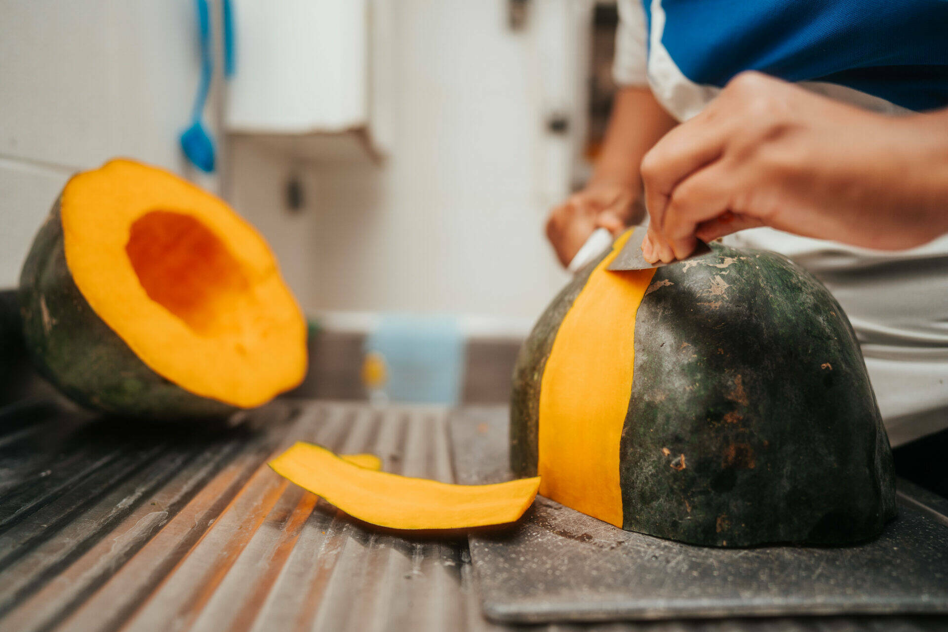 Giraumon en train d'être épluché