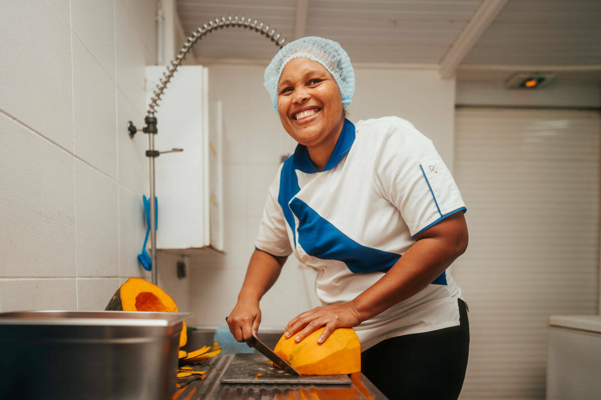 Portrait de Christelle découpant du Giraumon