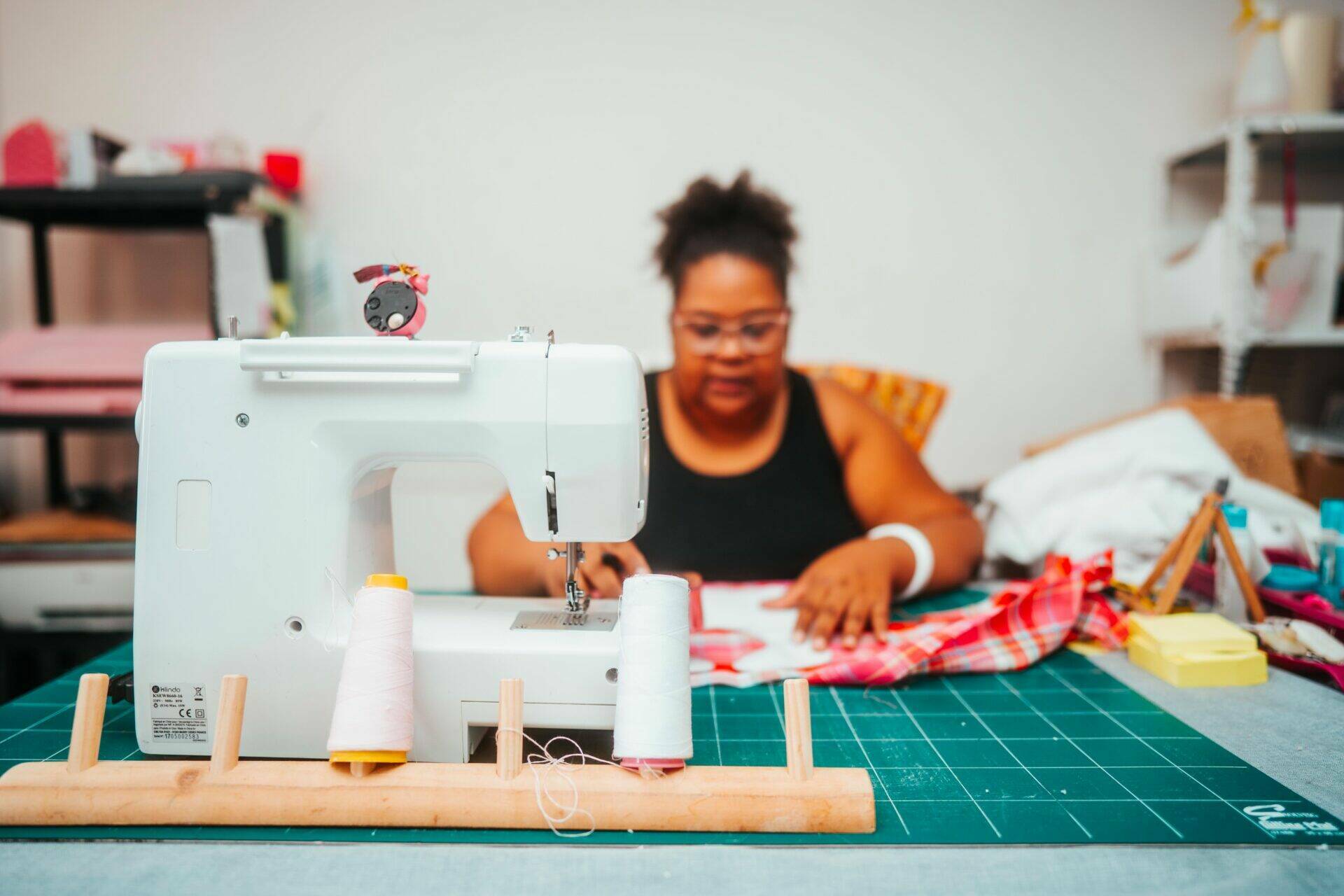 Lina travaille sur un bavoir