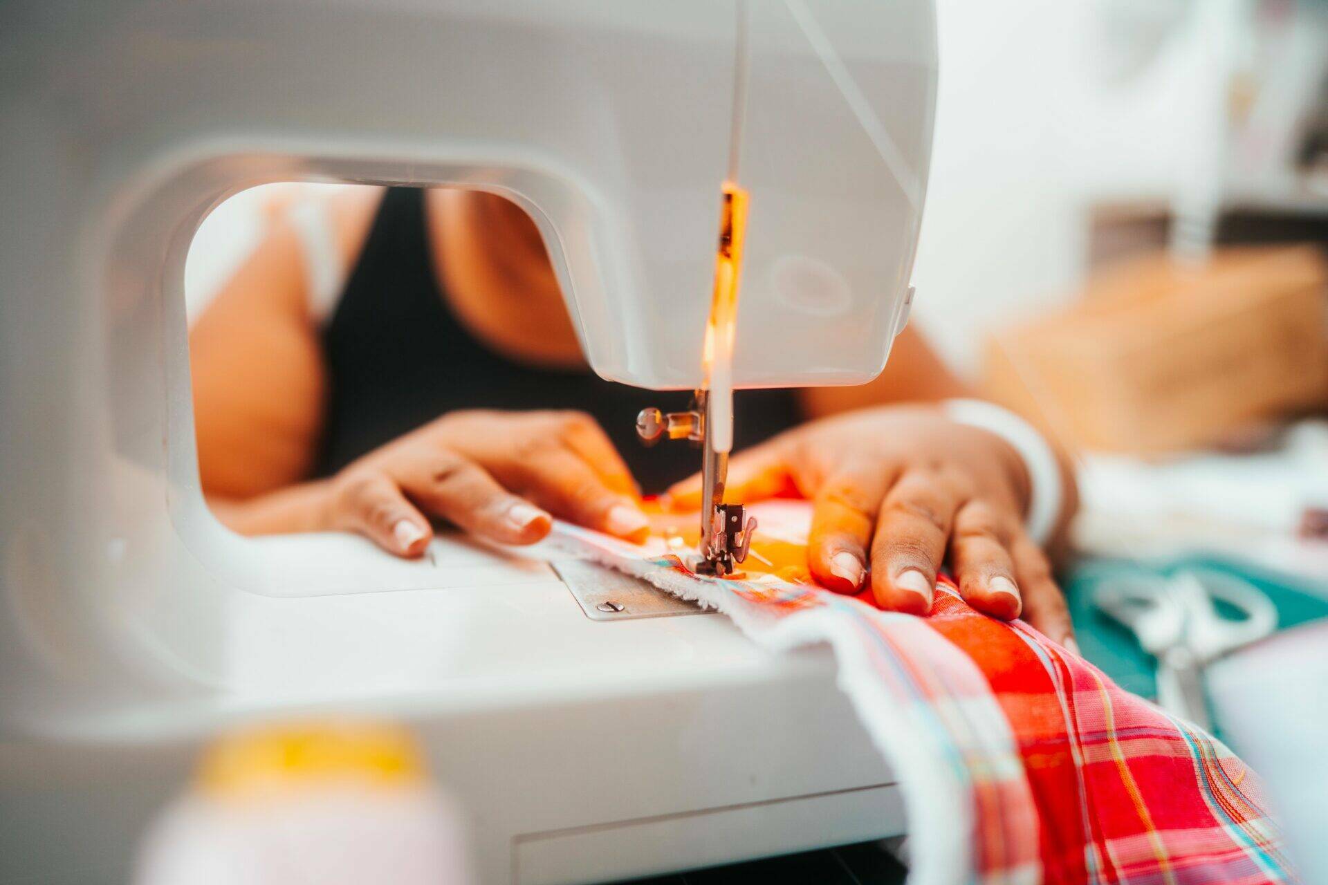 Lina travaille sur sa machine à coudre