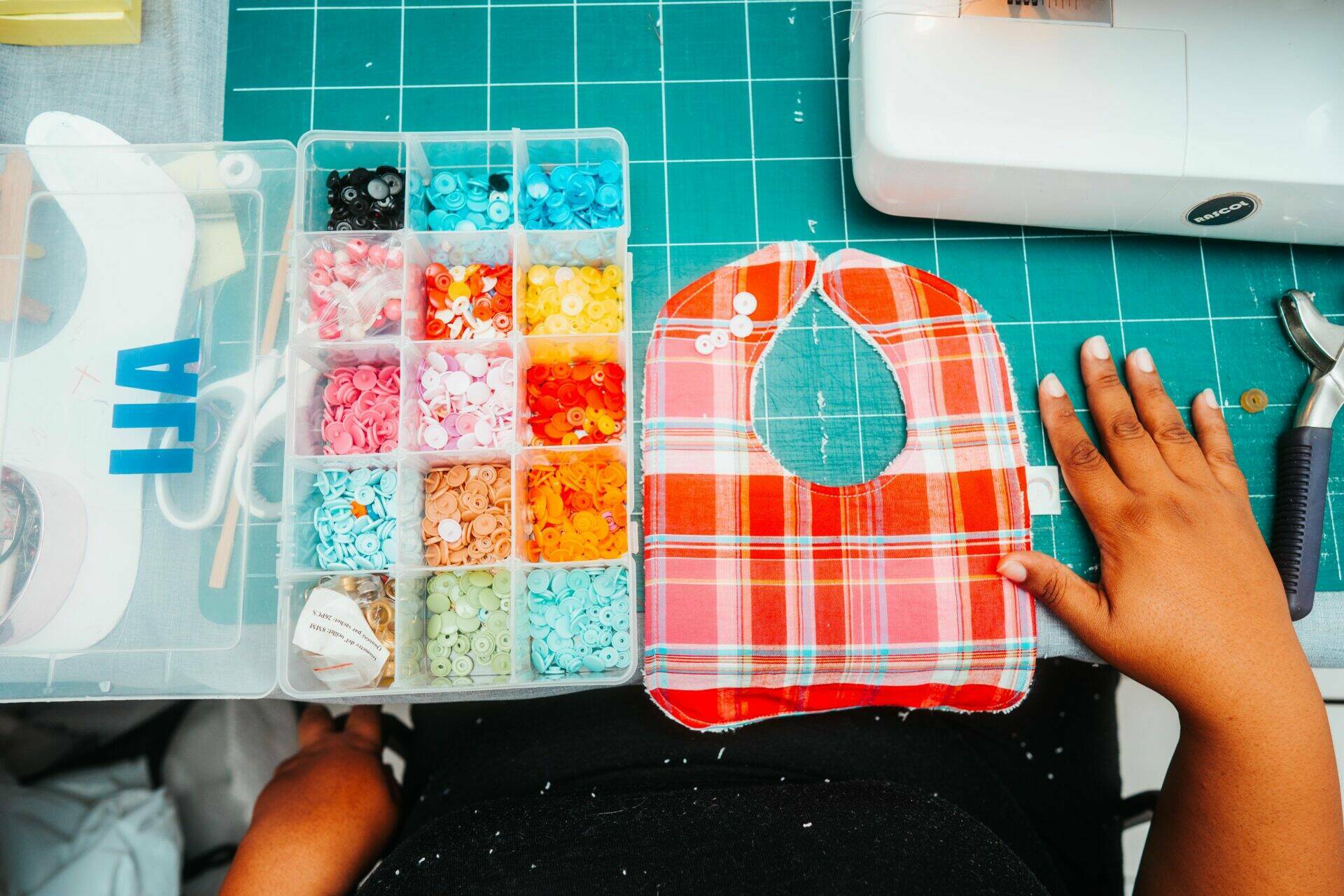 Vue d'en haut d'un bavoir en cours de réalisation