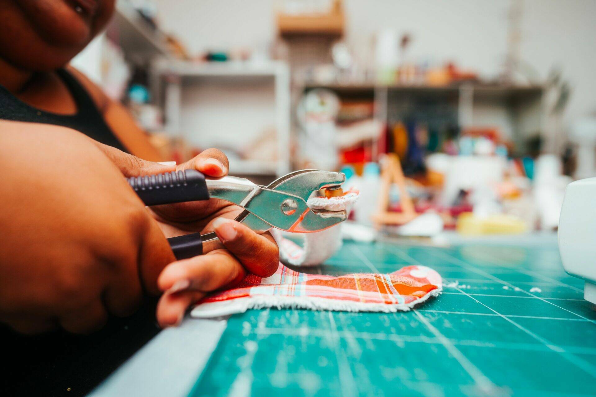 Lina travaille sur un bavoir