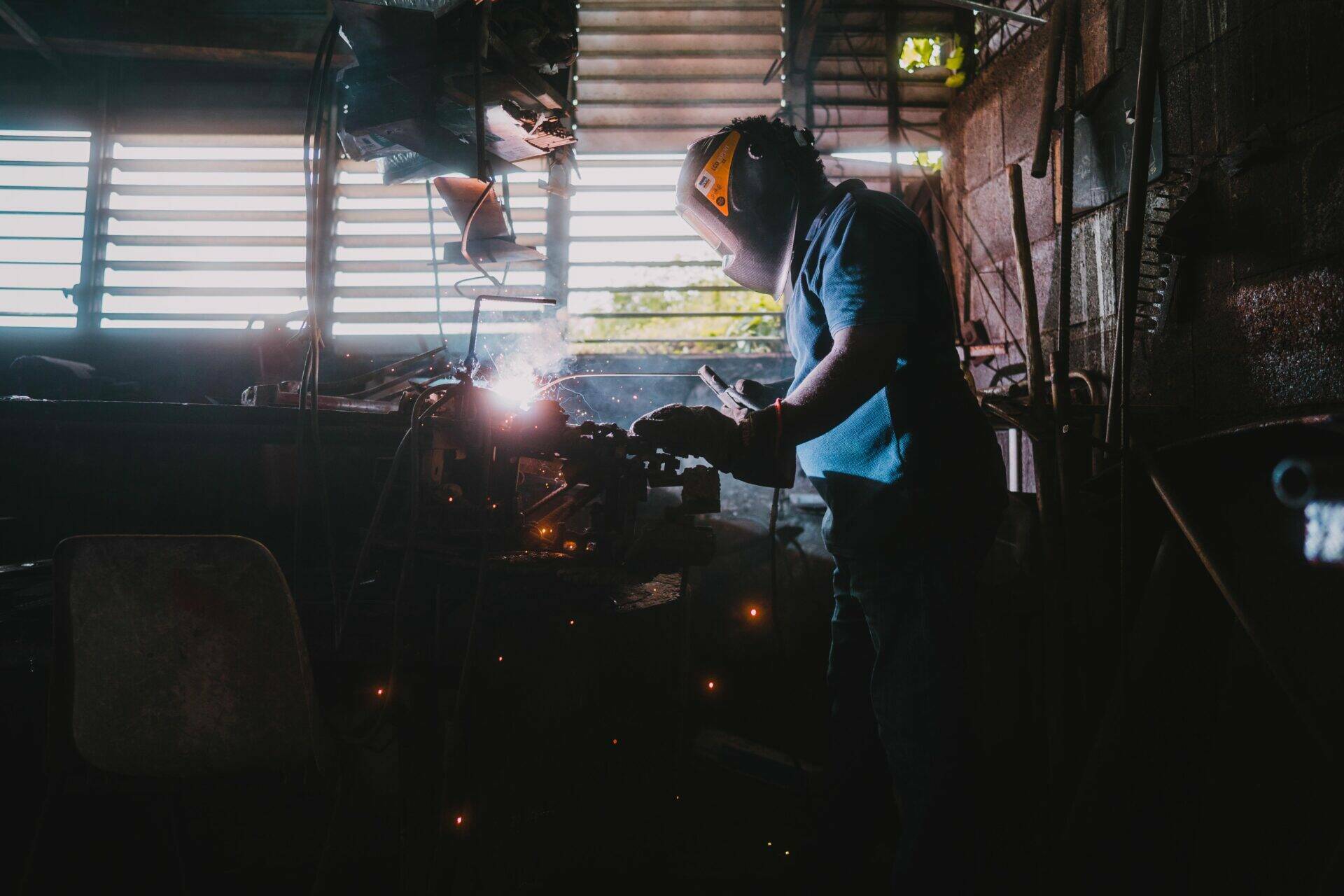 Joseph en train de souder de l'acier