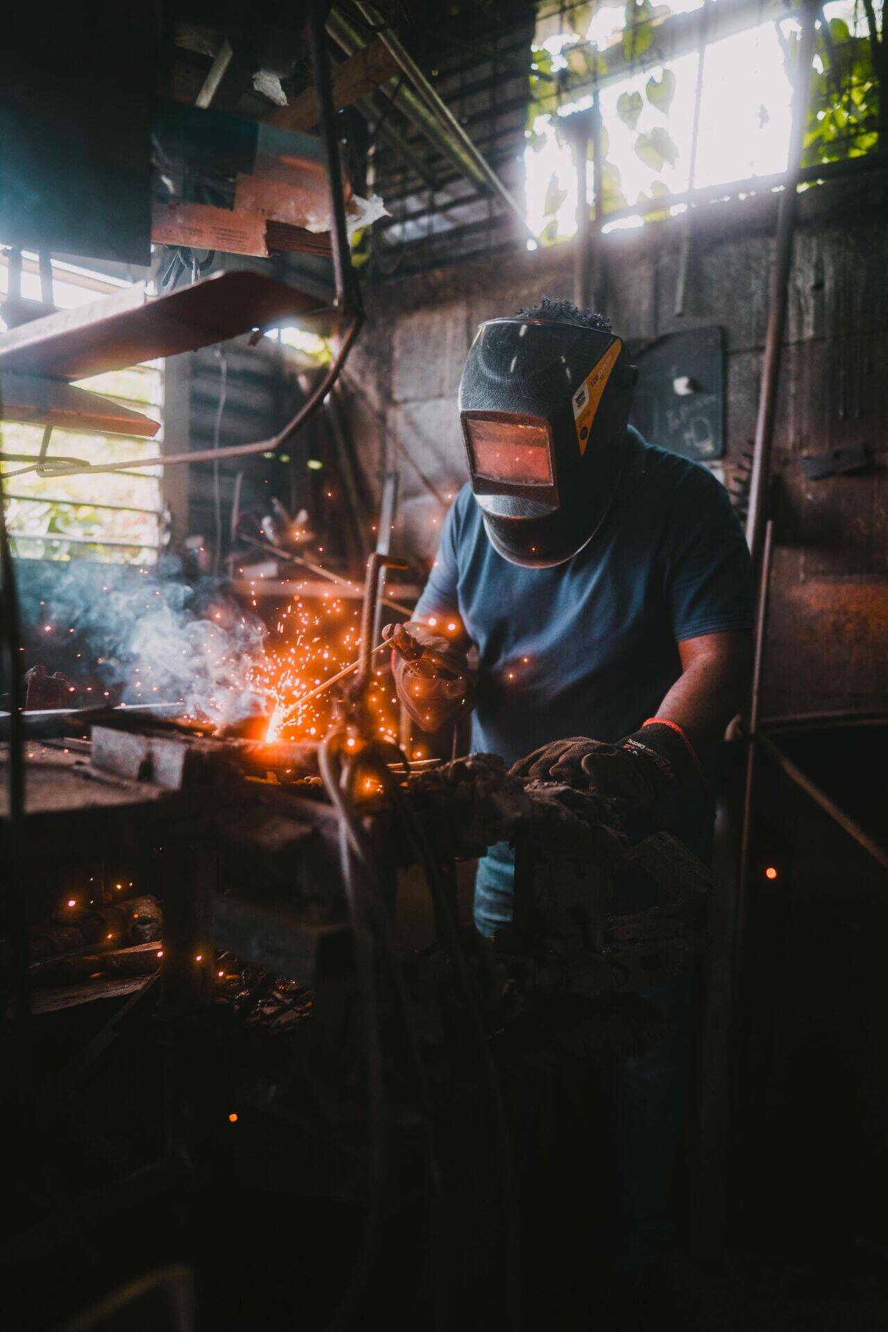 Joseph en train de souder de l'acier