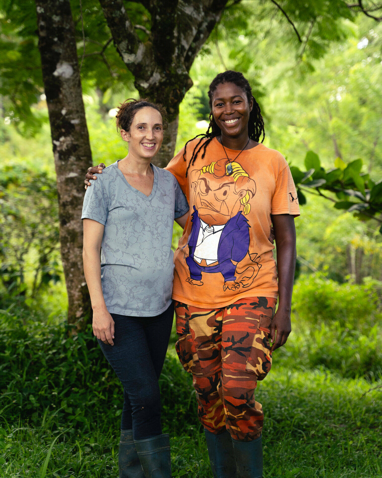Portrait de Delphine et de Jessy dans un pré