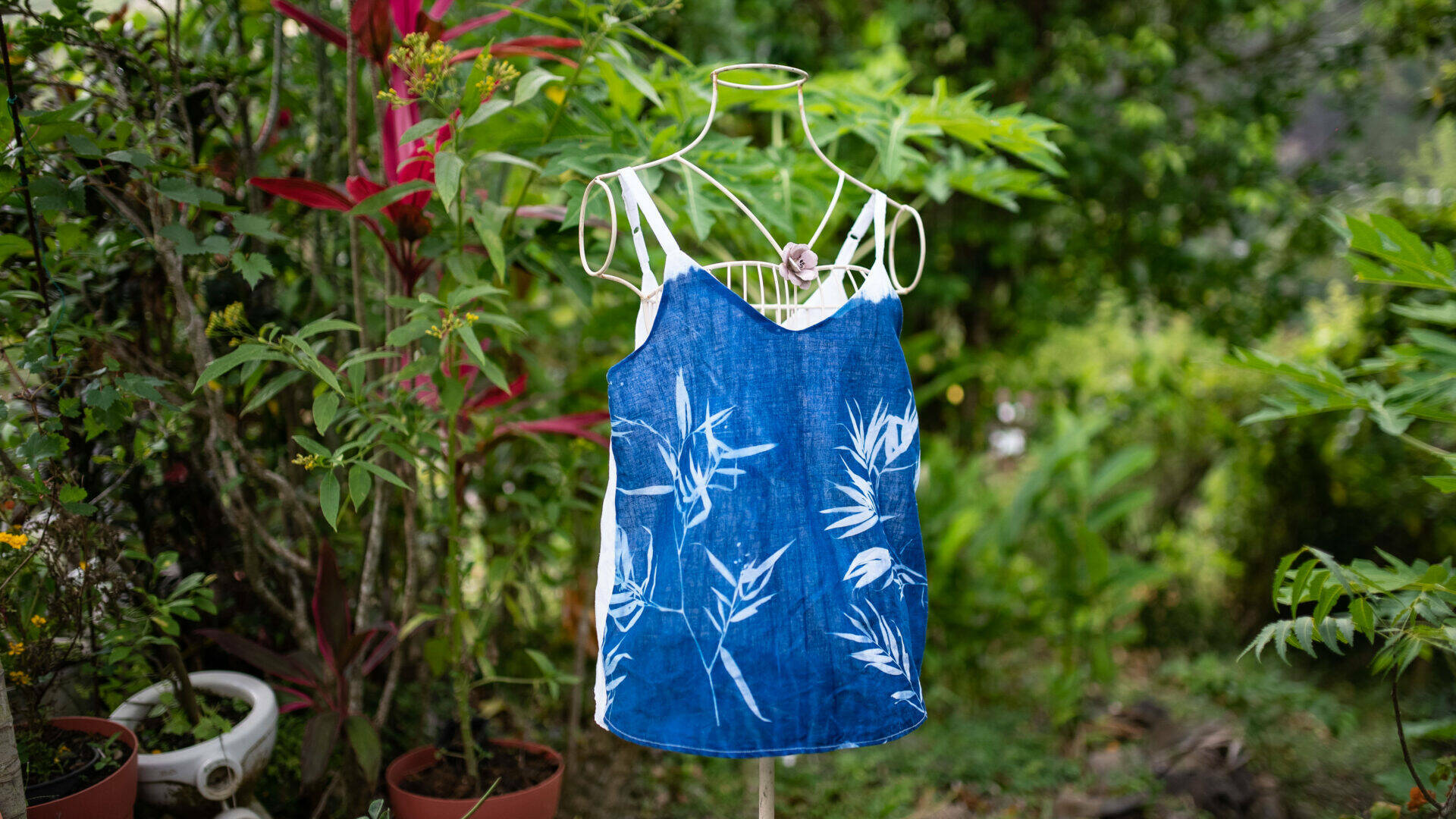 Top avec des impressions de petits bambous