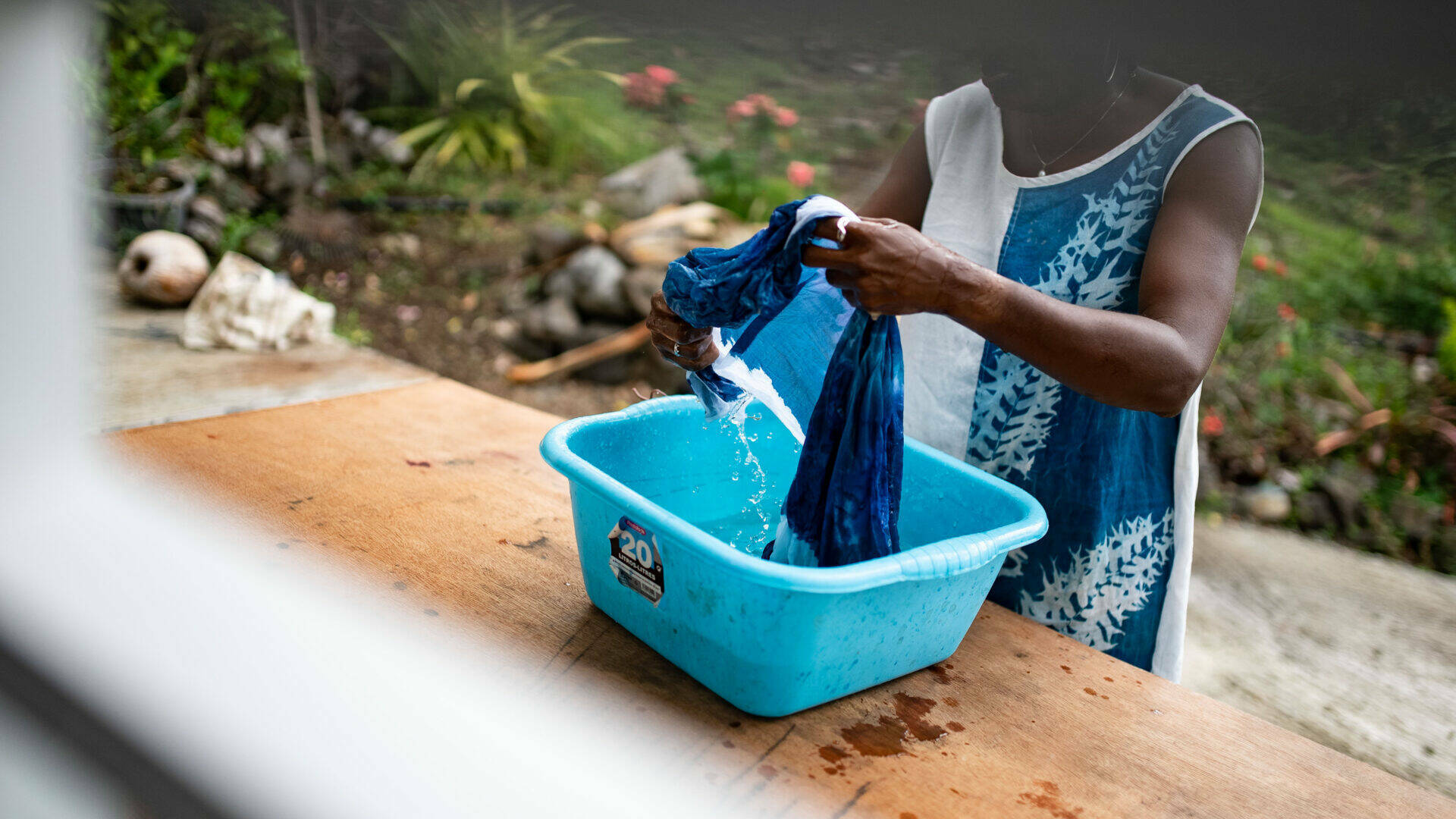Ghislaine rincant un de ses paréos
