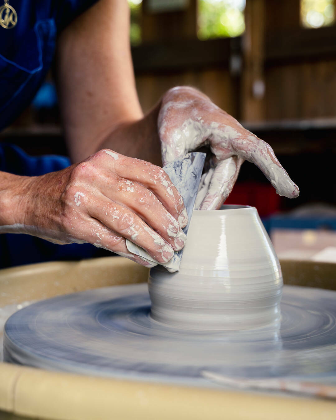 Catherine travaillant sur son tour de potier