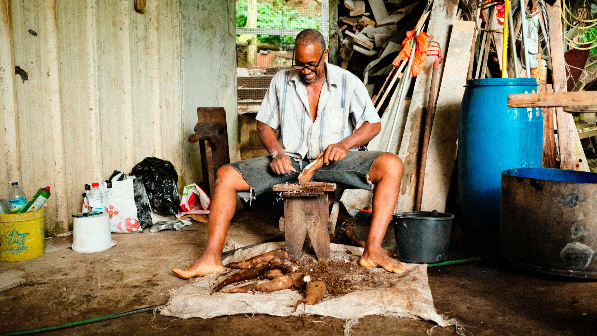 Jean-Charles épluche du manioc
