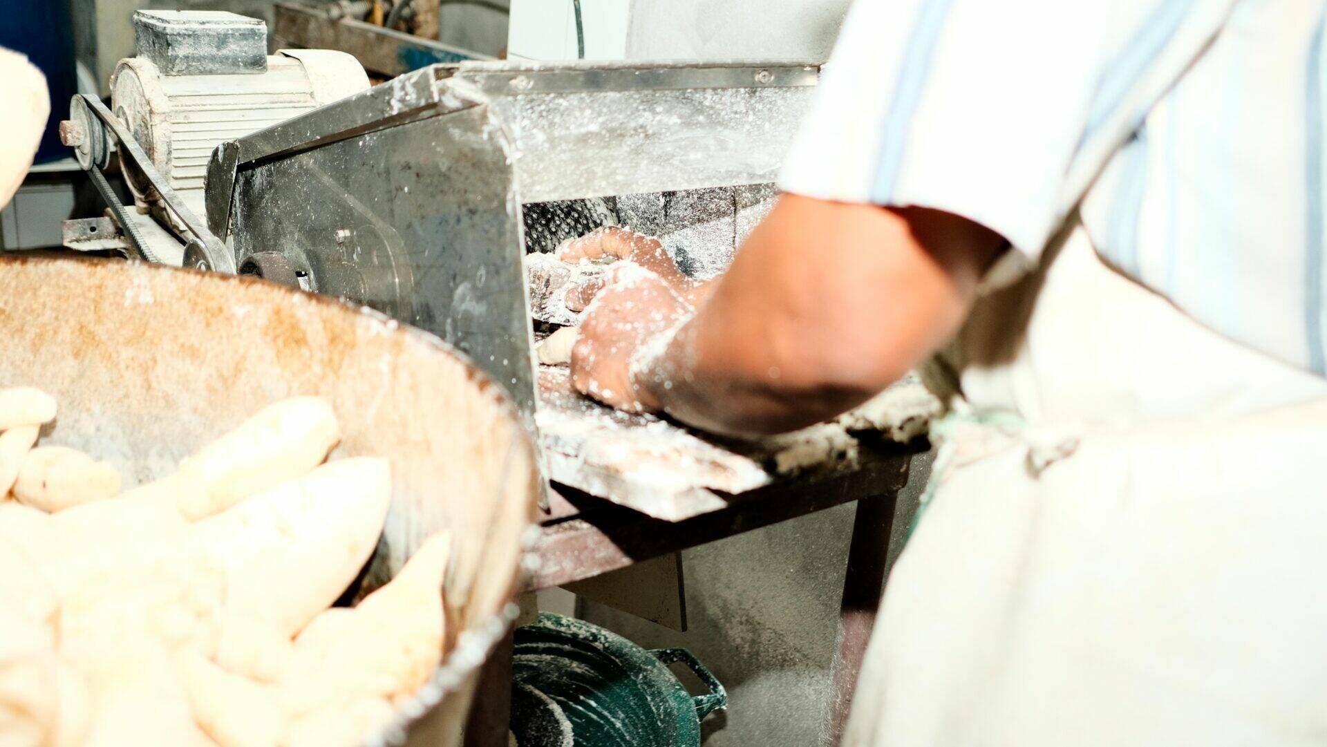 Jean-Charles rapant du manioc