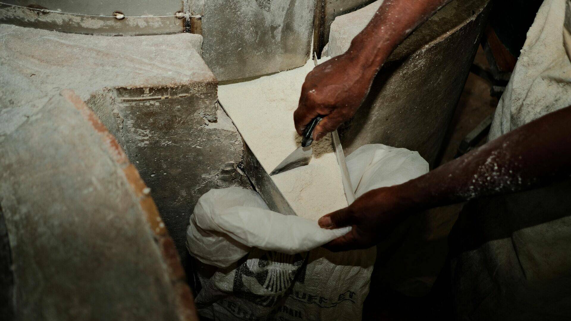 Farine de manioc mise en sac