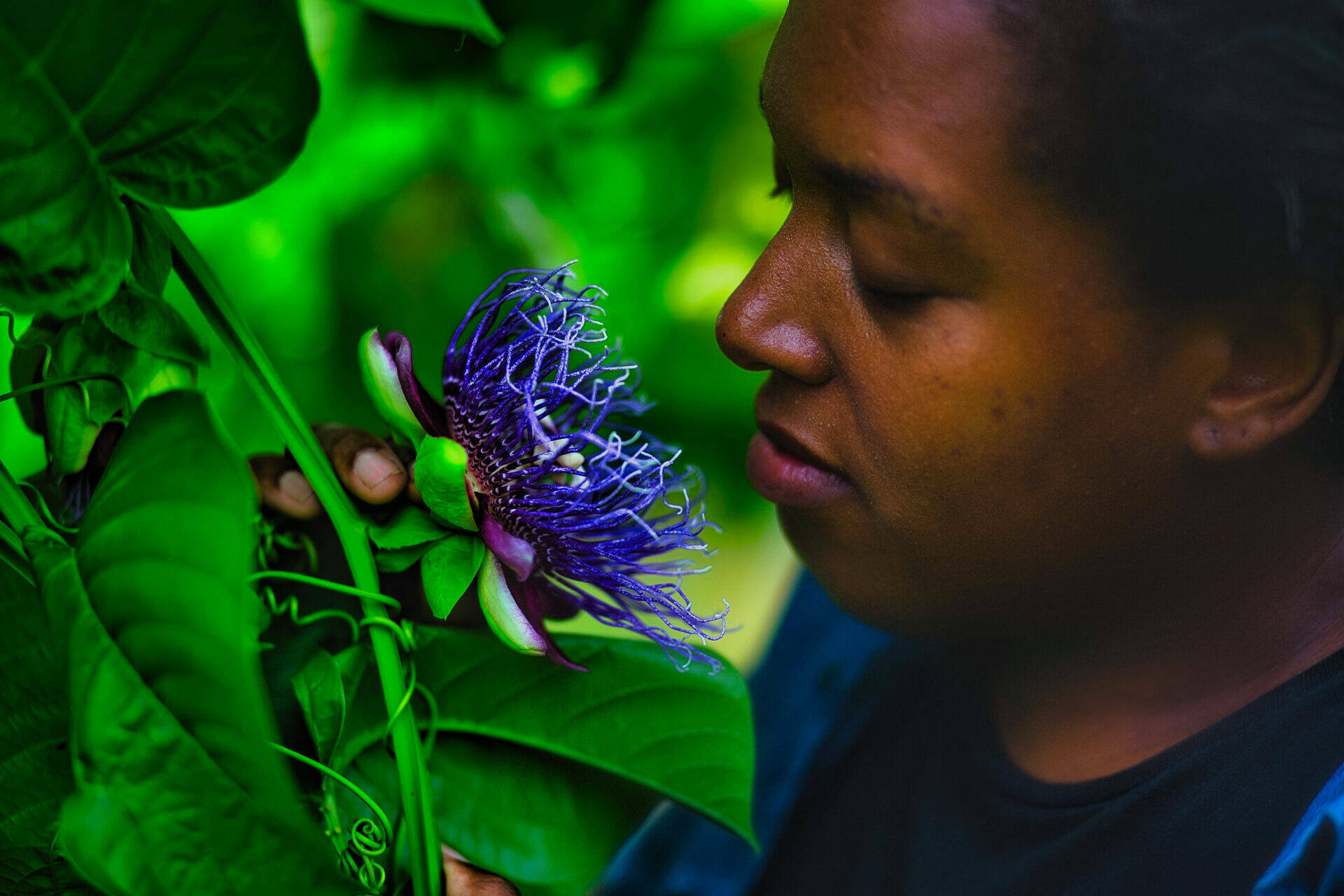 Anaïs sentant une fleur