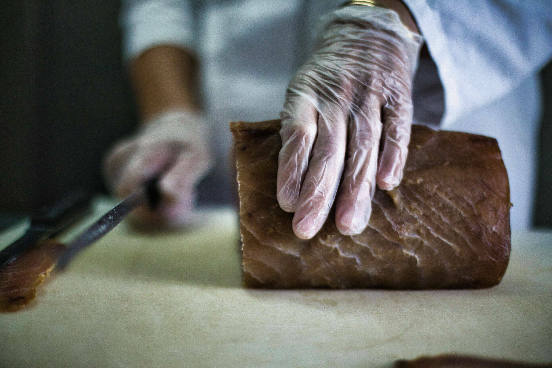 Découpe du poisson fumé