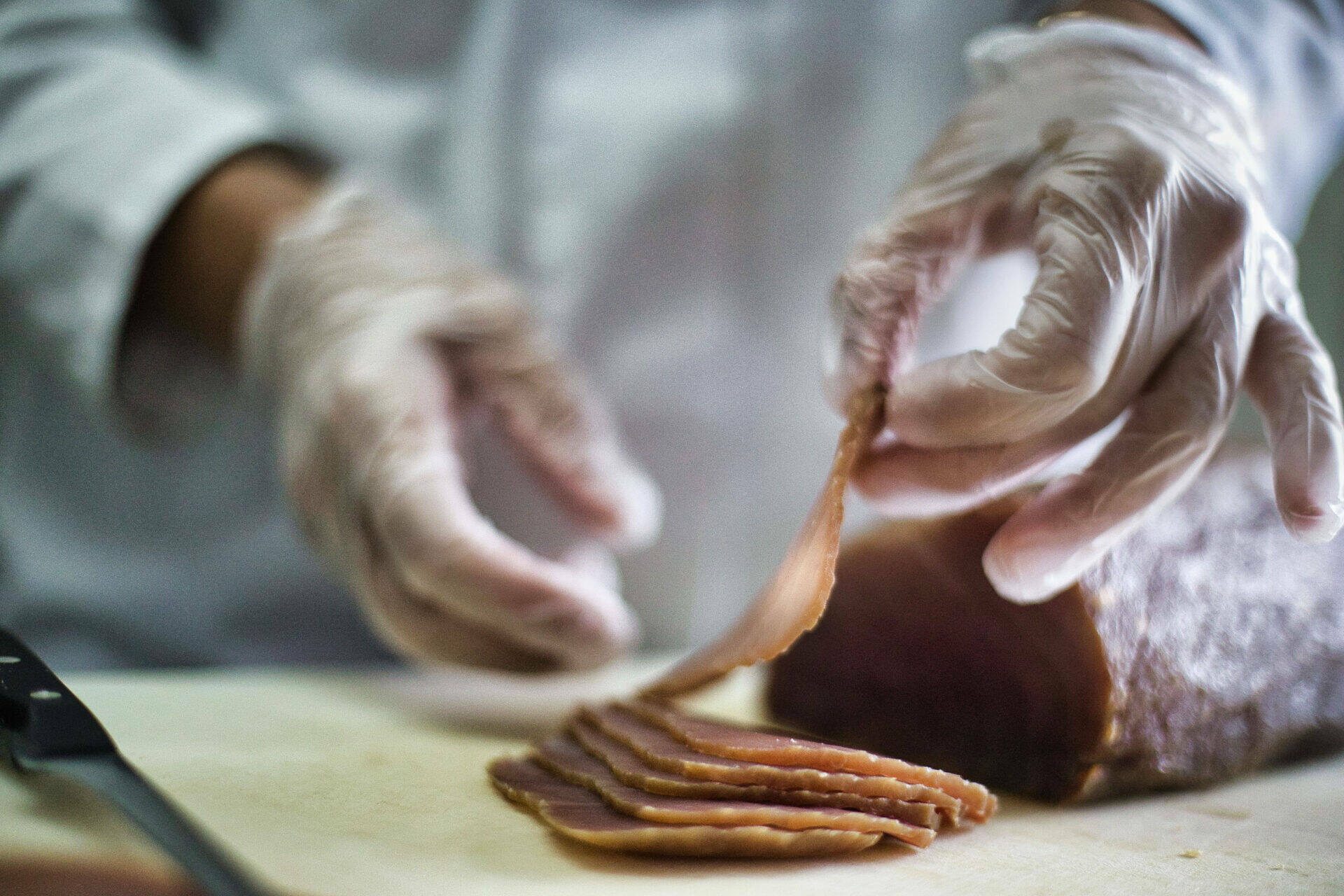 Découpe du poisson fumé