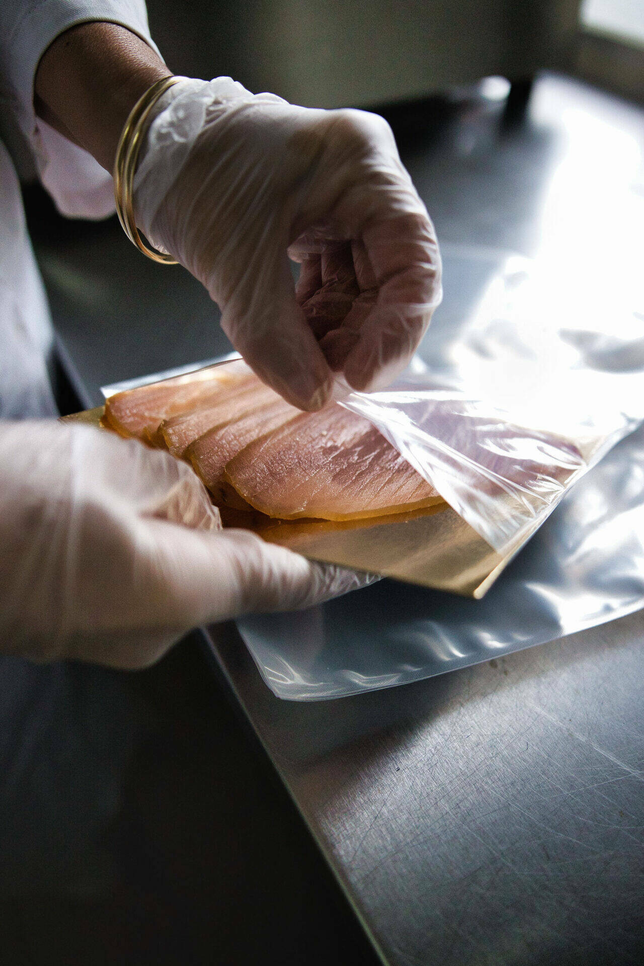 Mise en emballage du poisson fumé