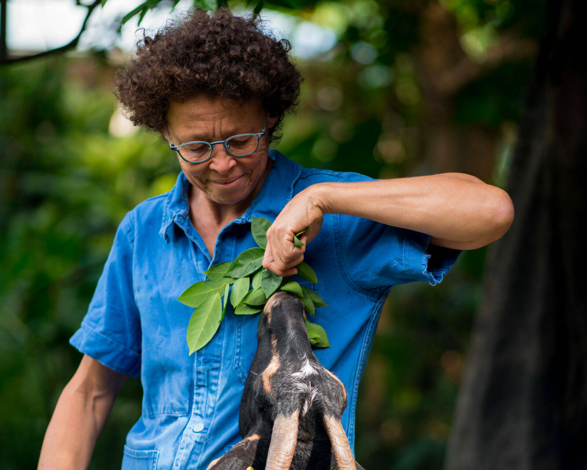 Magali en train de nourir une chèvre