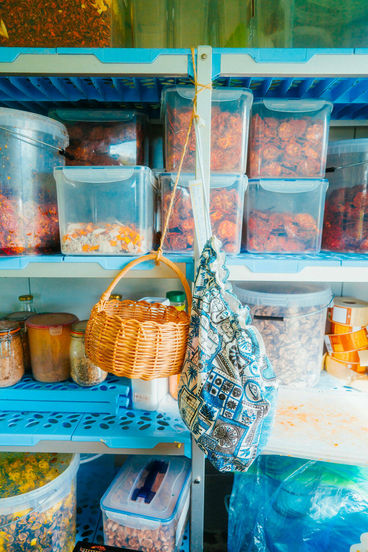 Etagère remplie de tomates séchées dans des boites