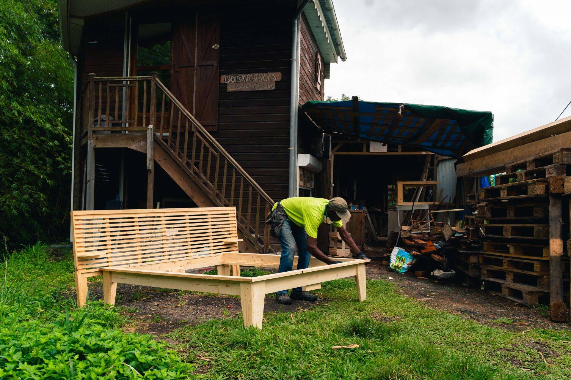 Luc travaillant sur un cadre de lit