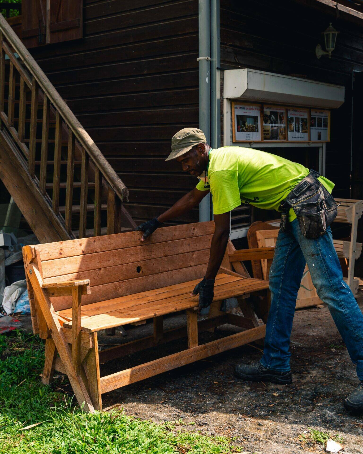 Luc s'appretant à ouvrir son banc table