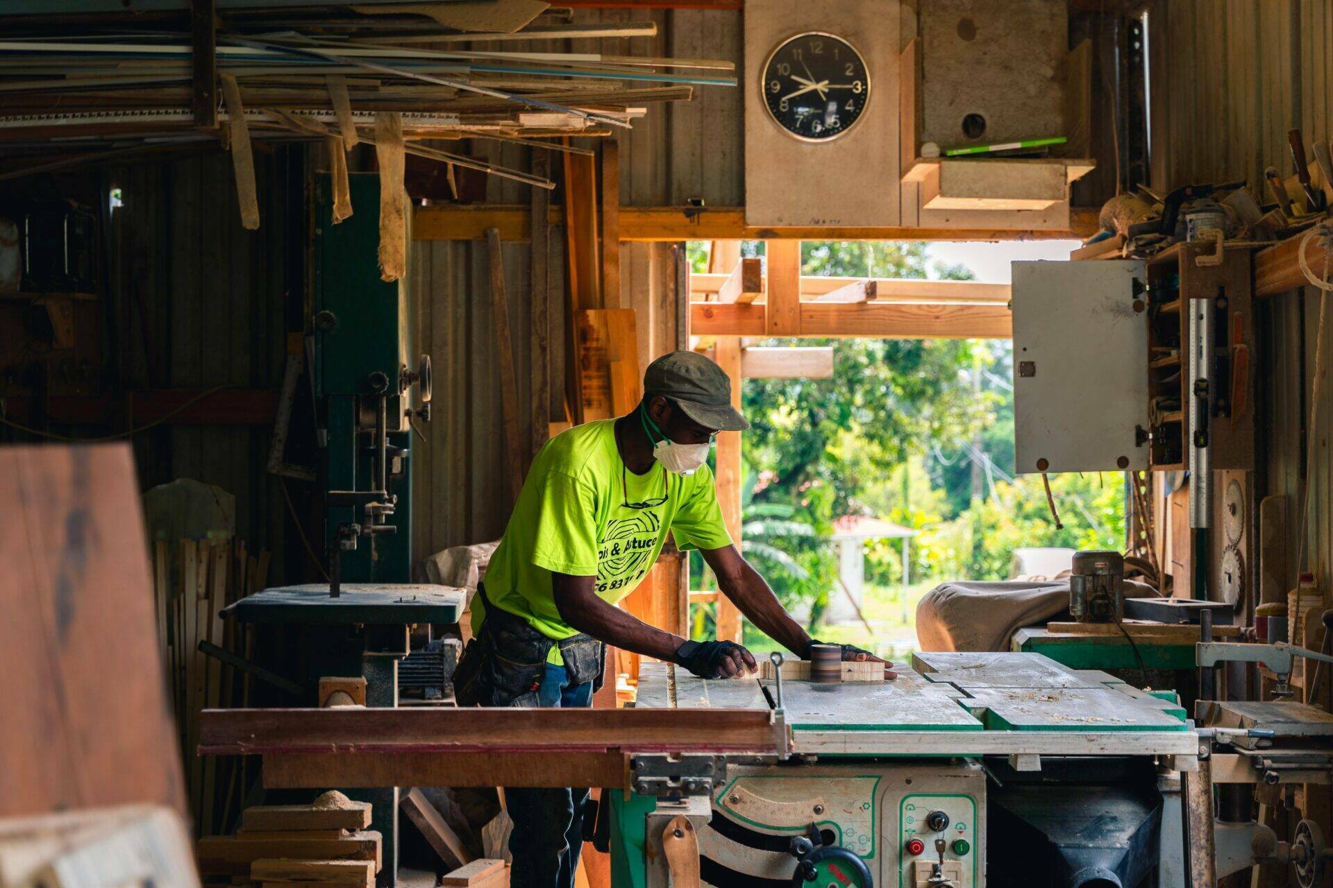 Luc ponce un pièce de bois dans son atelier