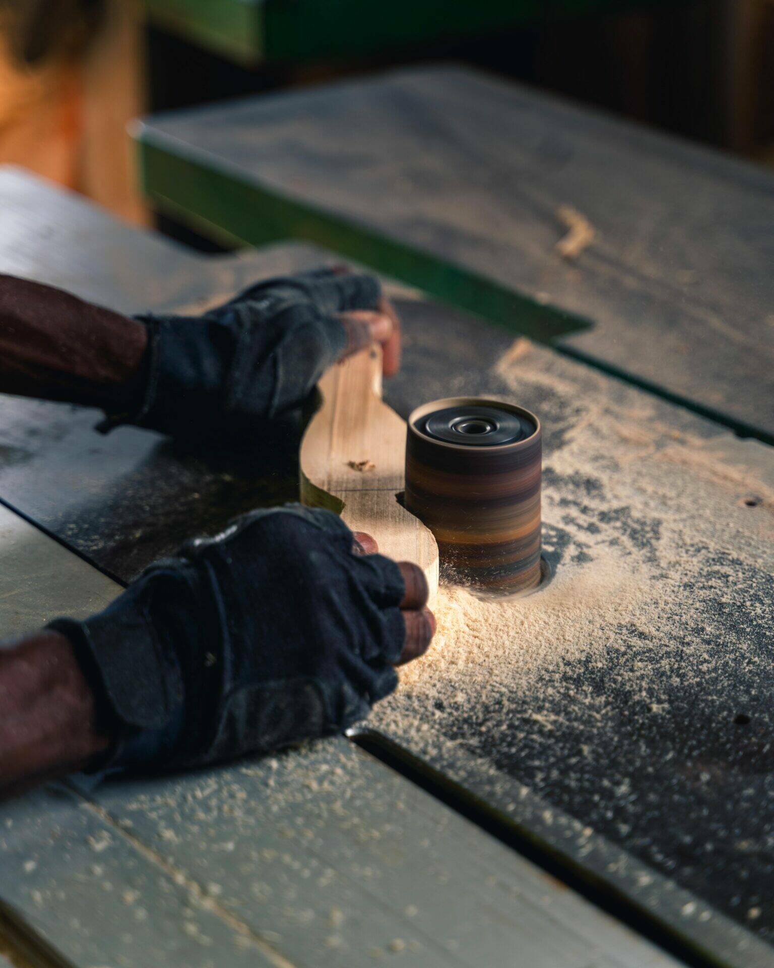 Zoom sur les mains de Luc pendant qu'il travaille