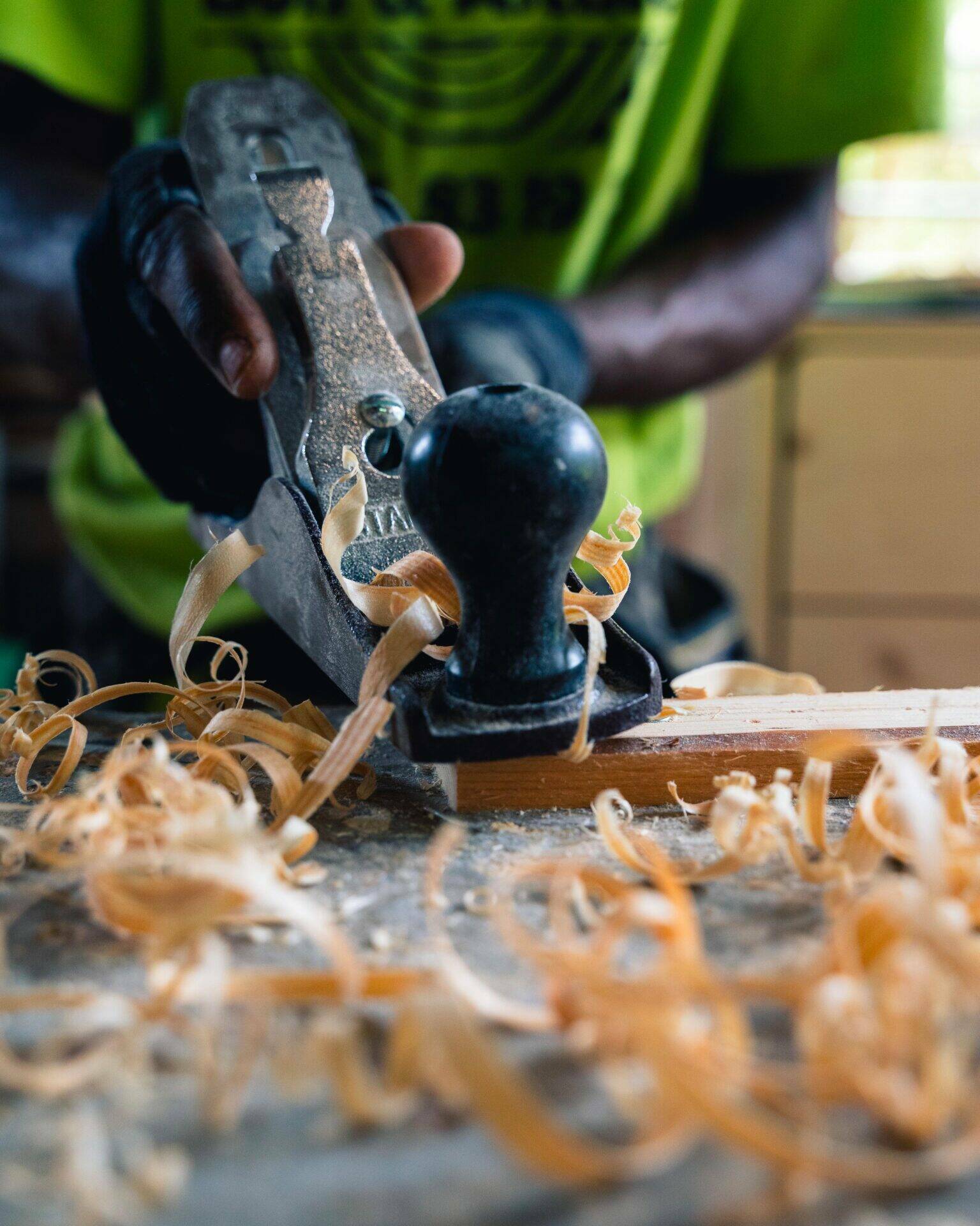 Zoom sur les mains de Luc pendant qu'il travaille