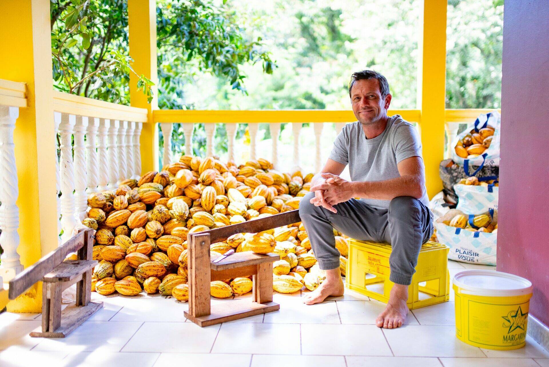 production-locale-martinique_anses-darlet_agroalimentaire_otantik-chocolat_lemonnier-thomas-devant-cacaos.jpg