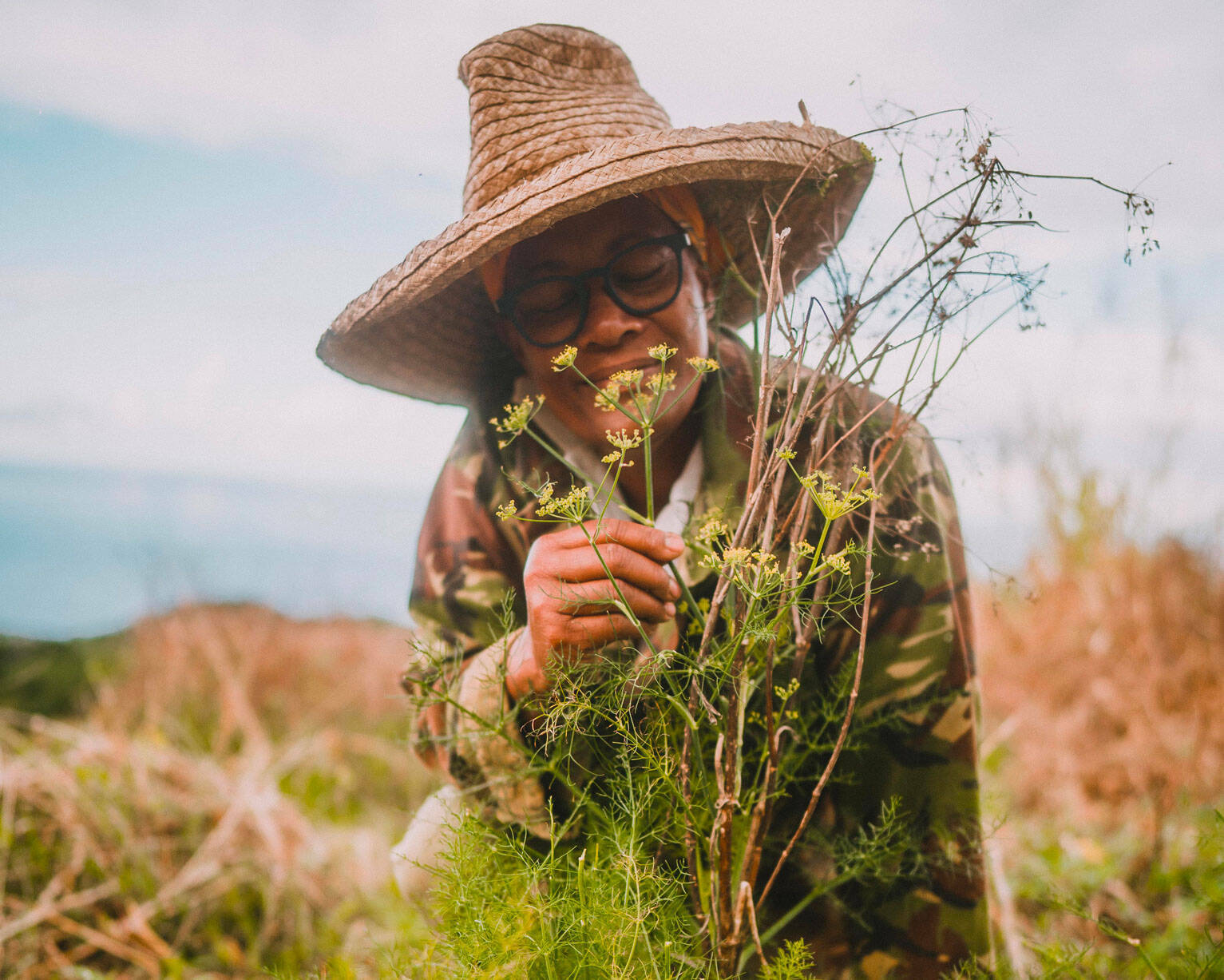 Rose-Hélène sent des fleurs d'aneth