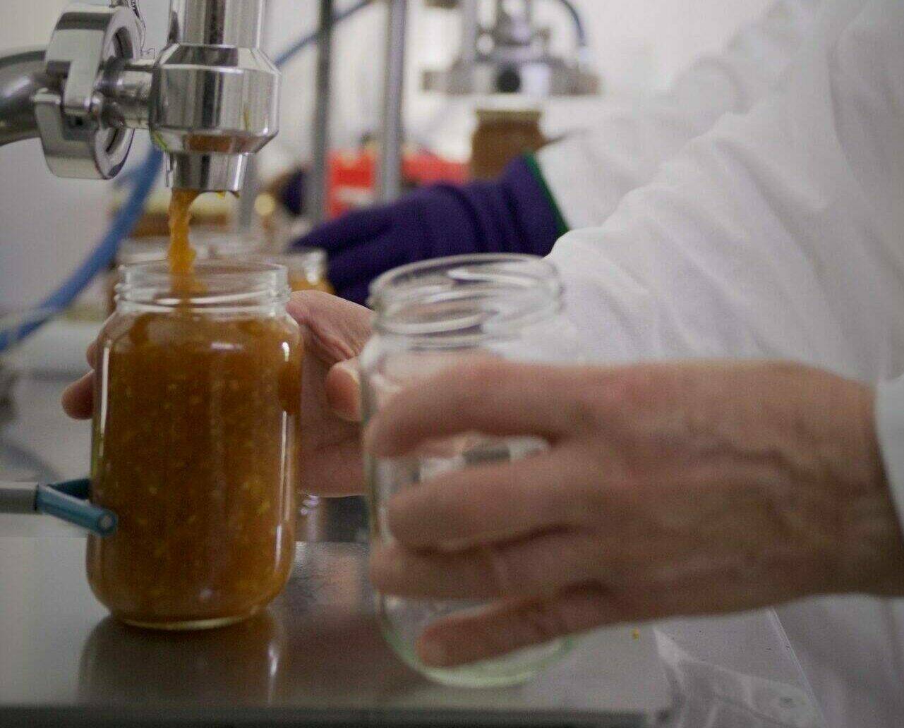 Pot de confiture en cours de remplissage