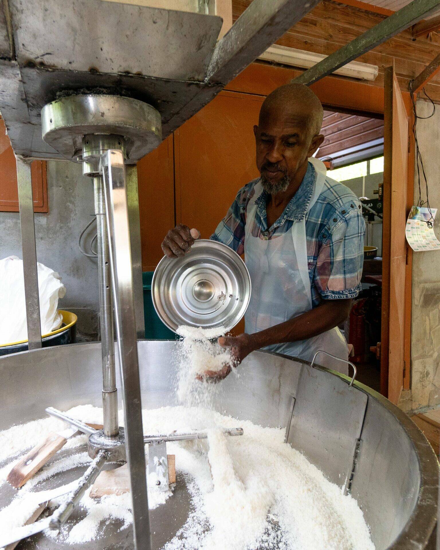Raymond vérifie la cuisson du manioc