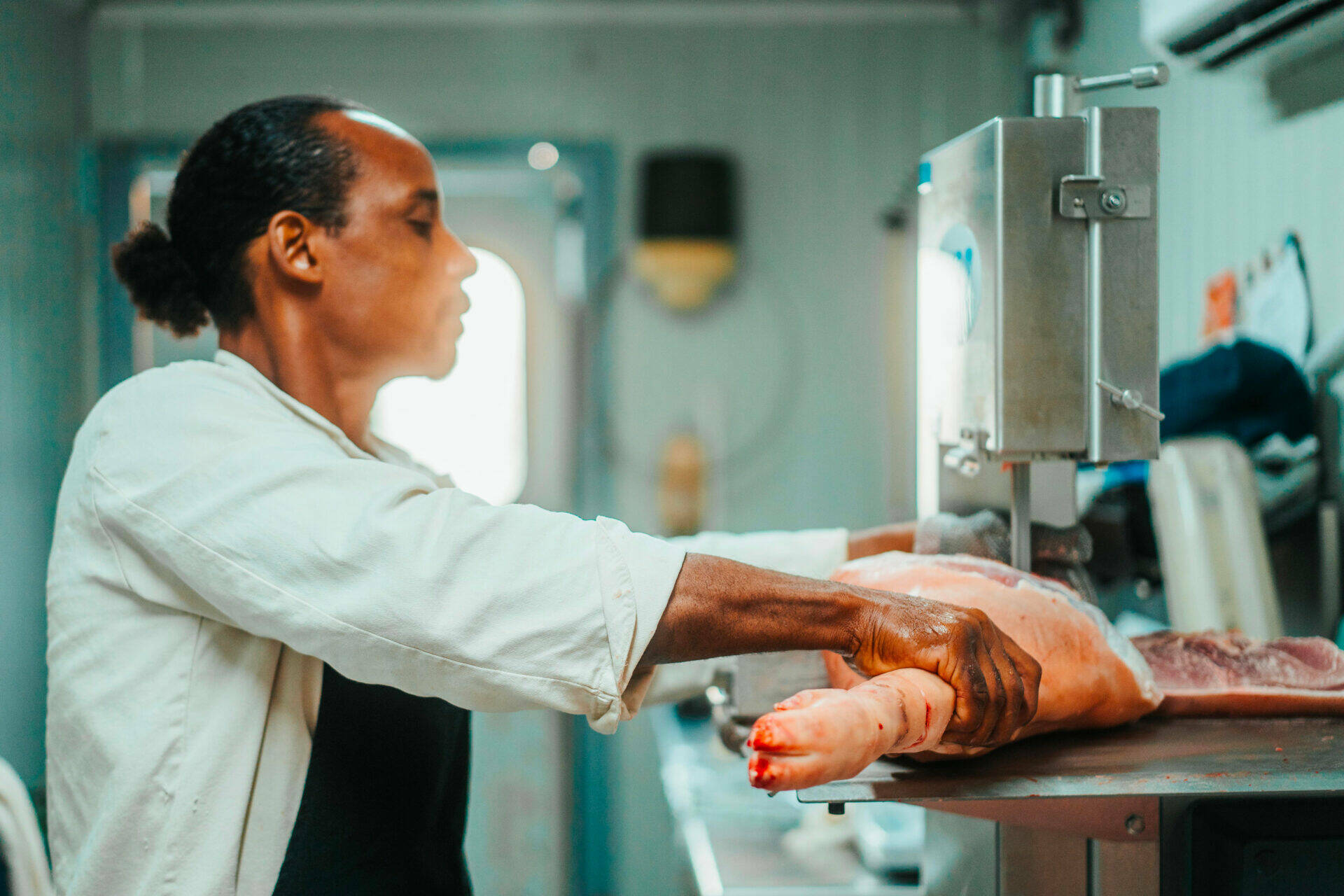 Renaud découpe de la viande de porc