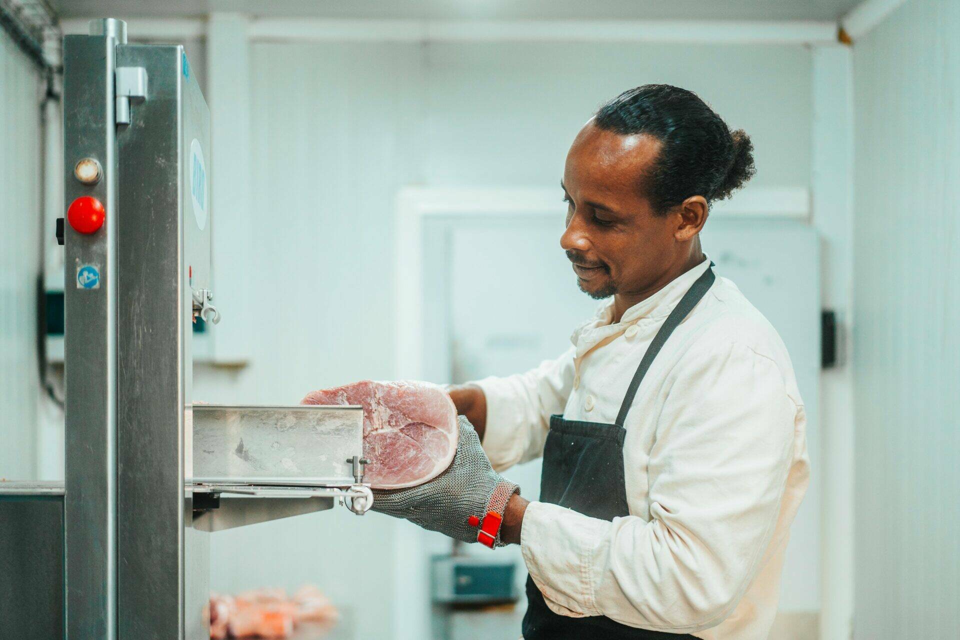 Renaud découpe de la viande de porc