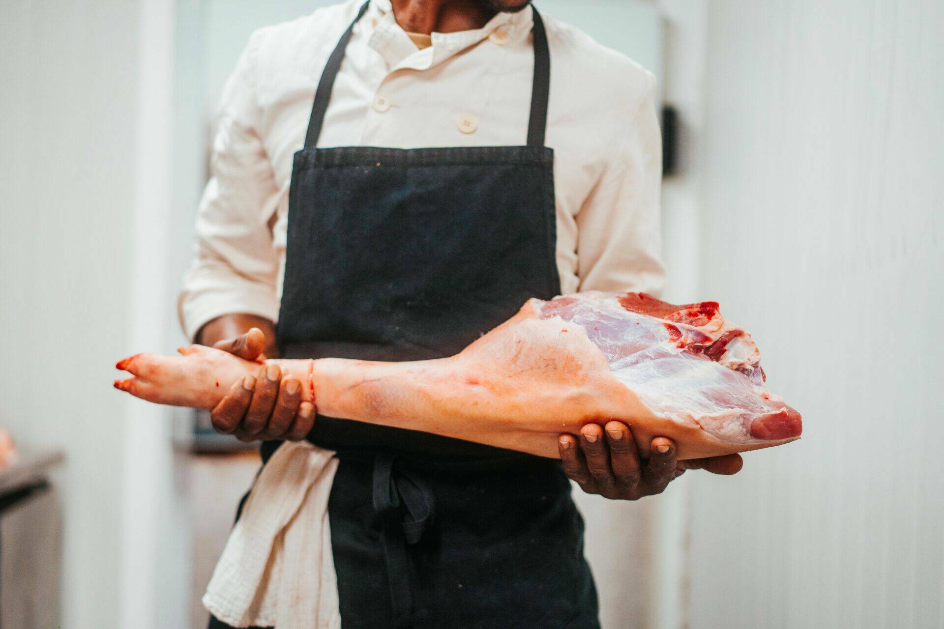Renaud tient un jarret de porc