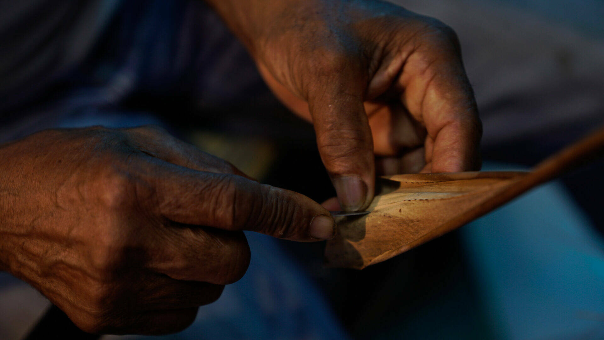 production-locale-martinique_lamentin_artisant-dart_bakoua-cration_marie-rose_jean-louis_travail-feuille-bakoua.jpg