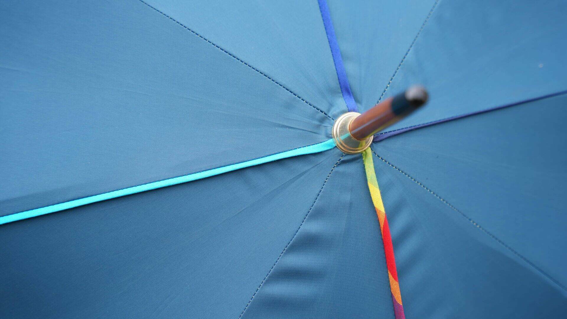production-locale-martinique_trois-ilets_artisanat-dart_tournicoti-parapluie_cinelu_ccile_parapluie-bleu-zoom.jpg.jpg