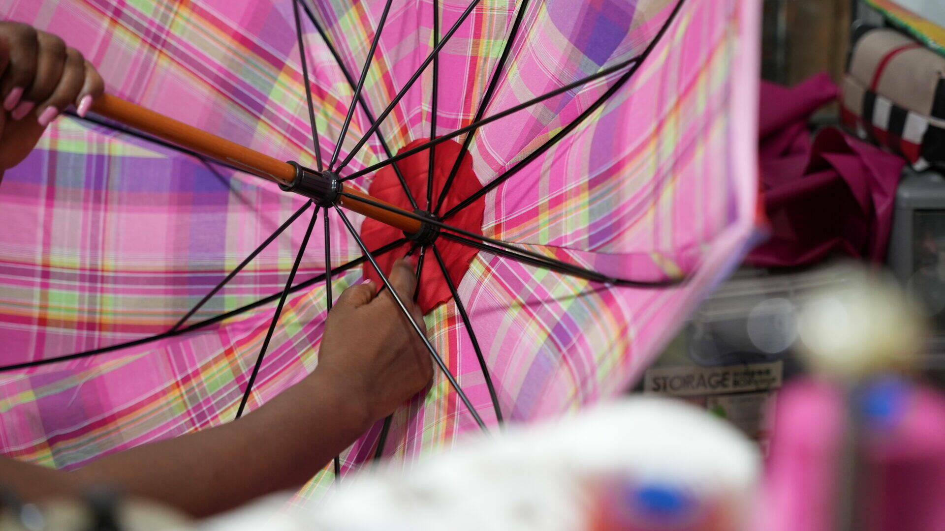 production-locale-martinique_trois-ilets_artisanat-dart_tournicoti-parapluie_cinelu_ccile_vrifie-le-parapluie.jpg.jpg