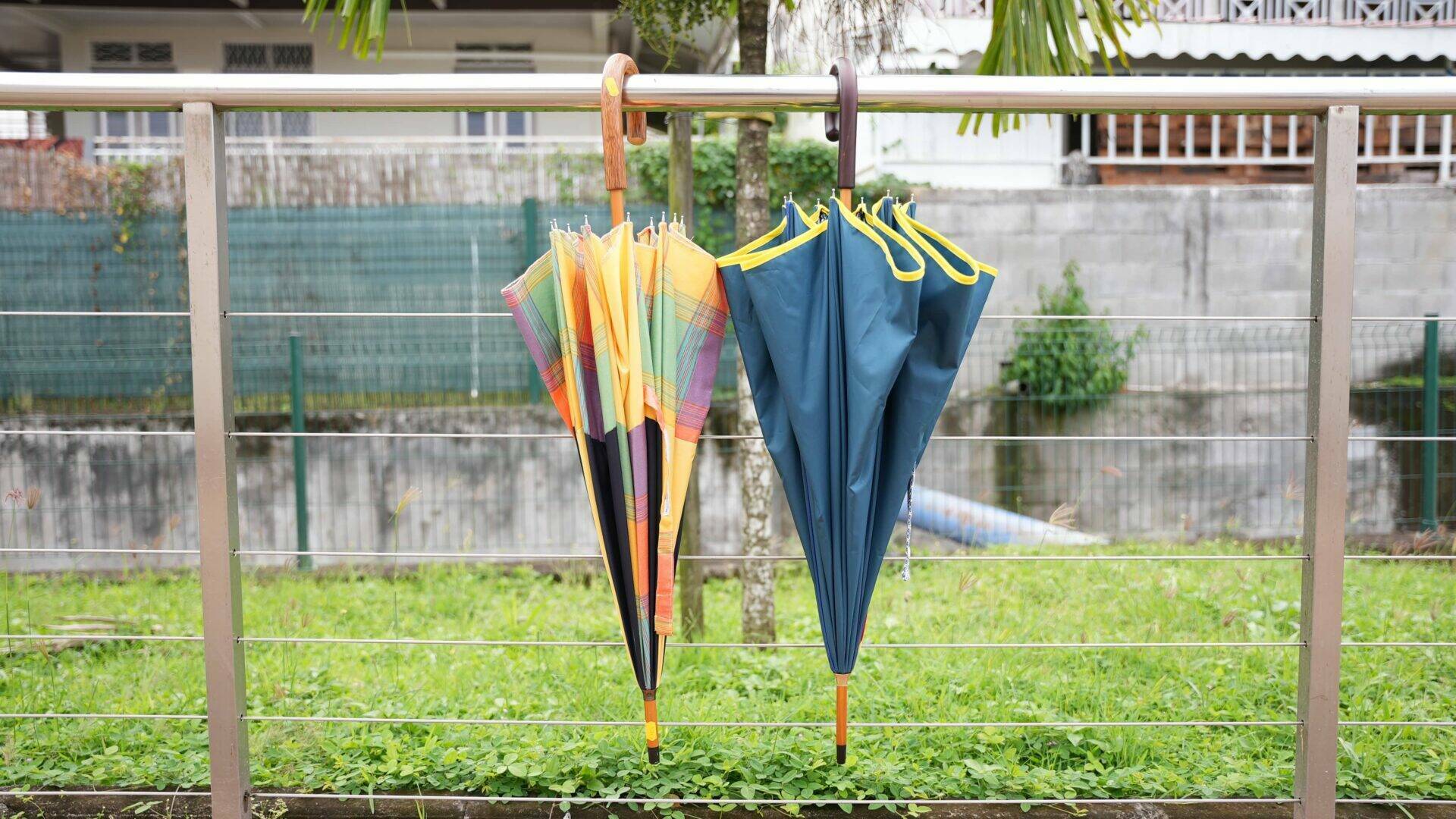 production-locale-martinique_trois-ilets_artisanat-dart_tournicoti-parapluie_deux-parapluies.jpg.jpg