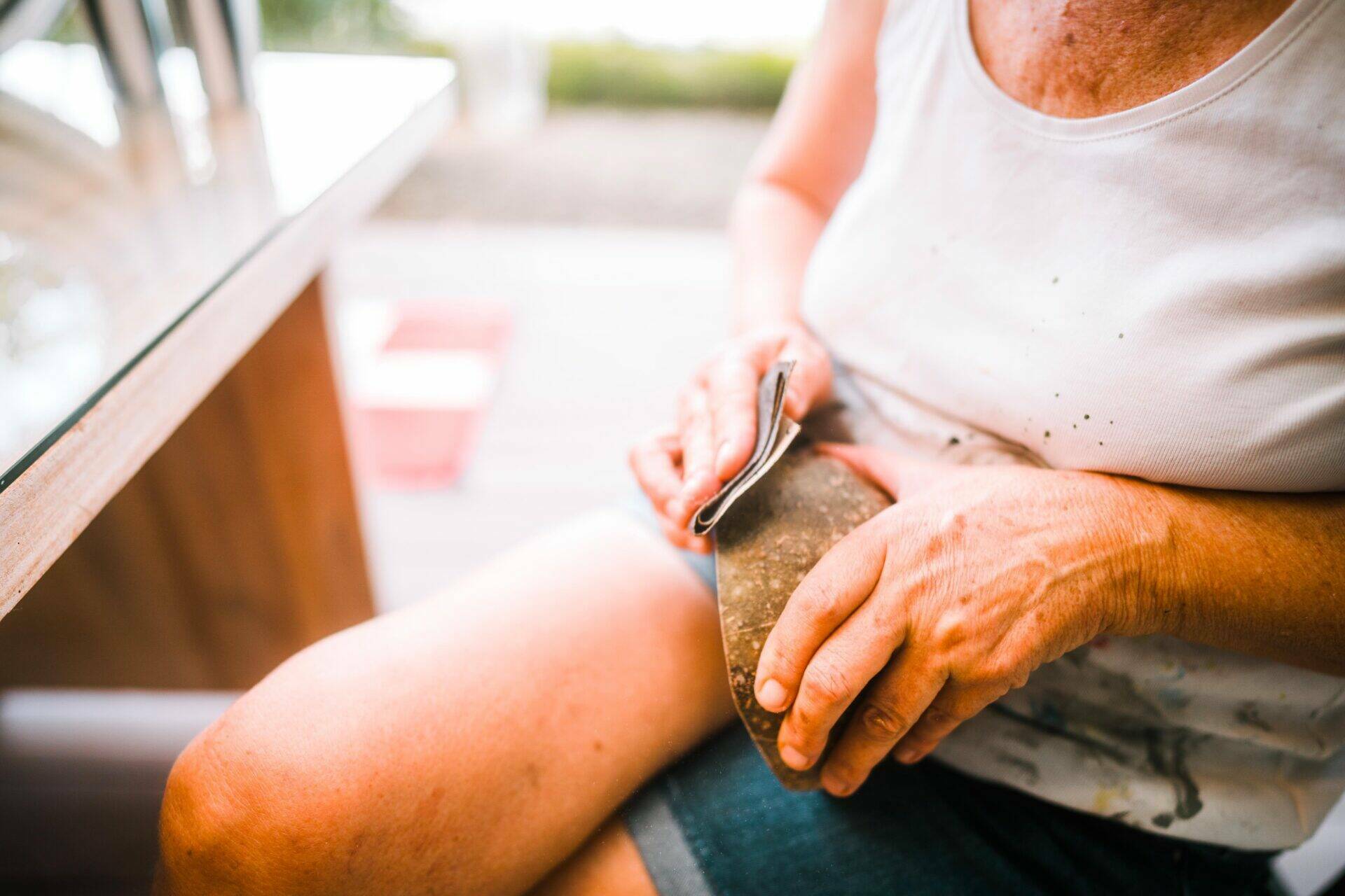 Jane en train de poncer une calebasse