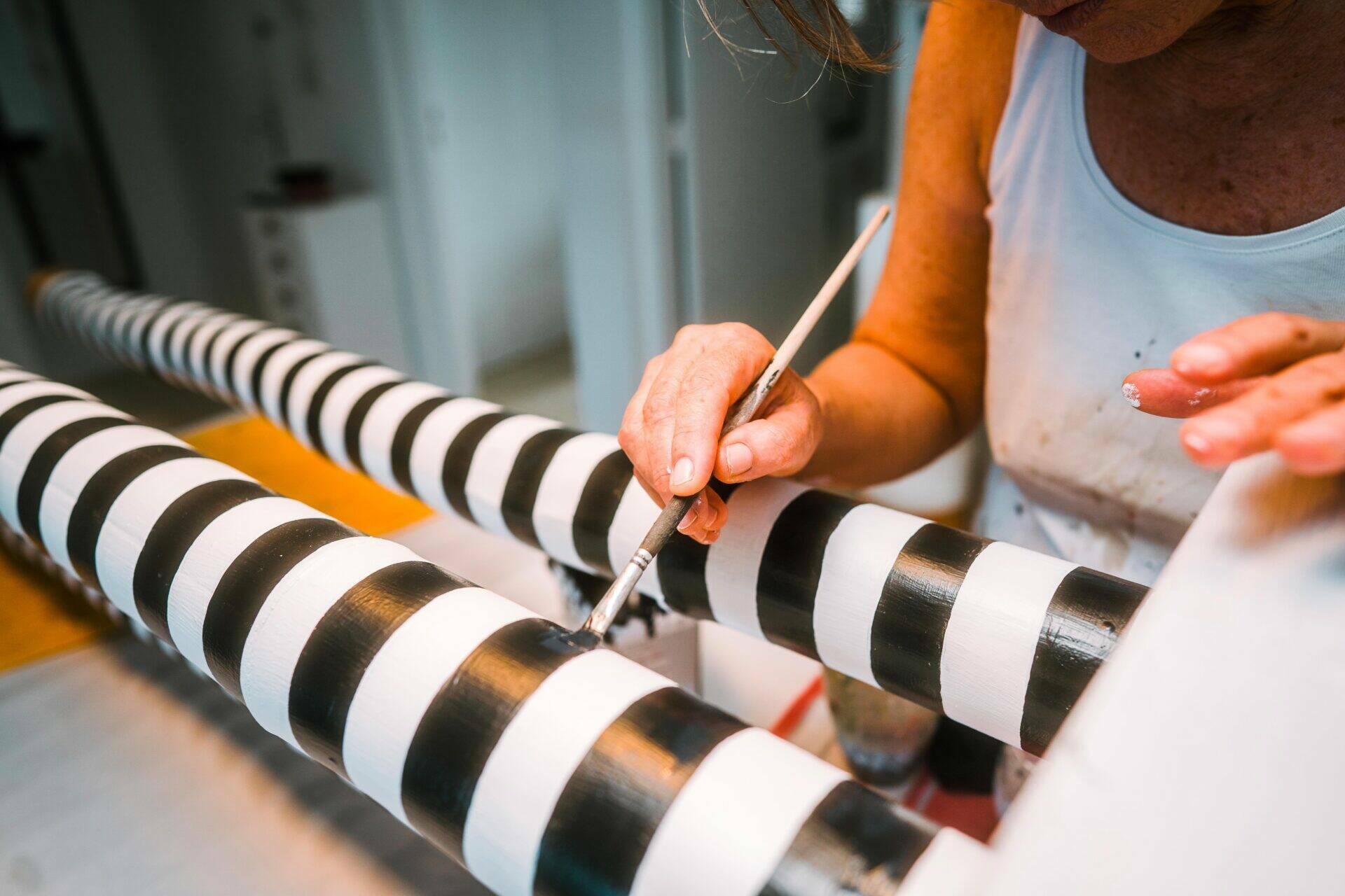 Jane en train de peindre une pièce commandée par un client