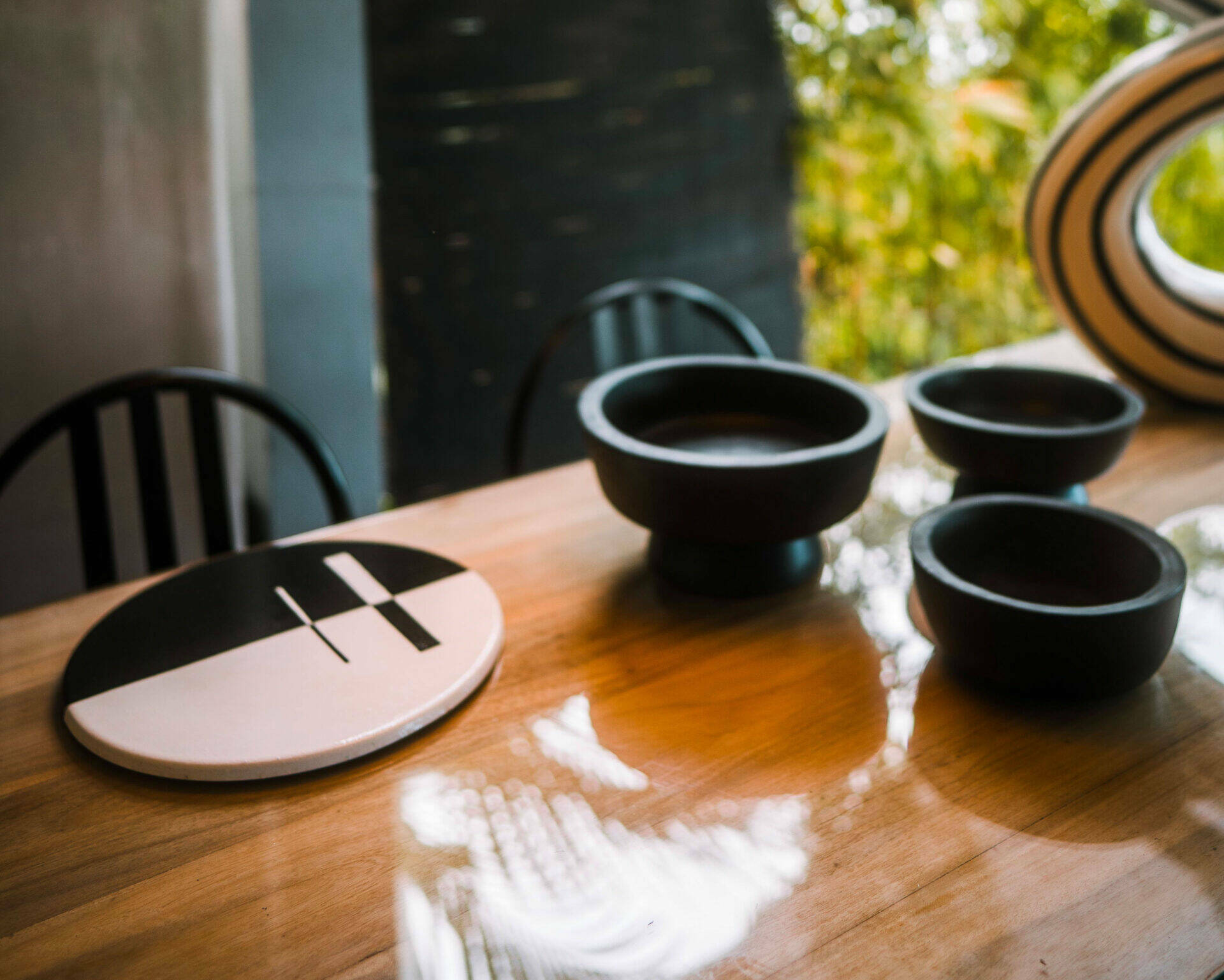 Ensemble de pièces réalisées par Jane : bols, dessous de plat