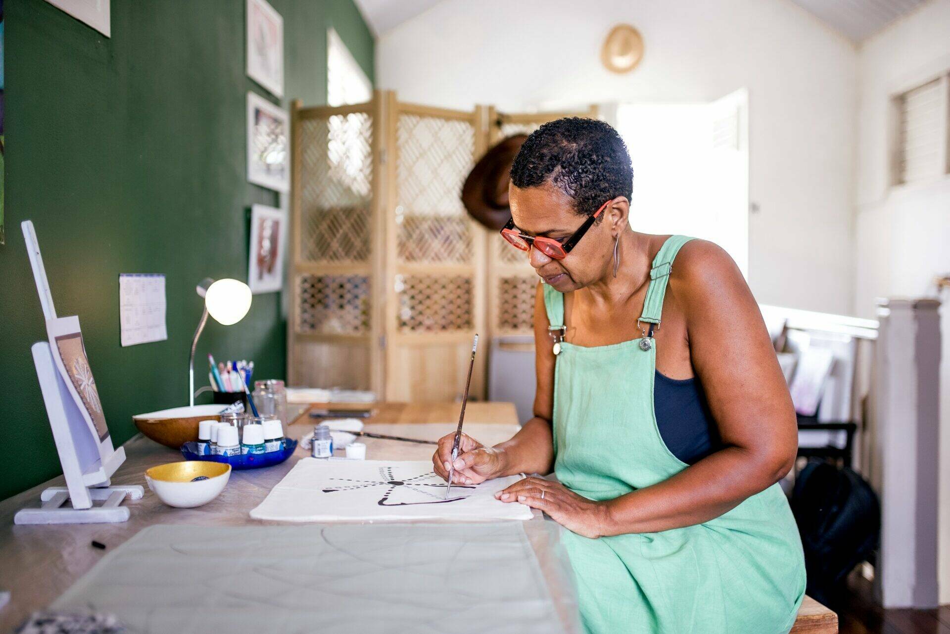 Roseline peint dans son atelier