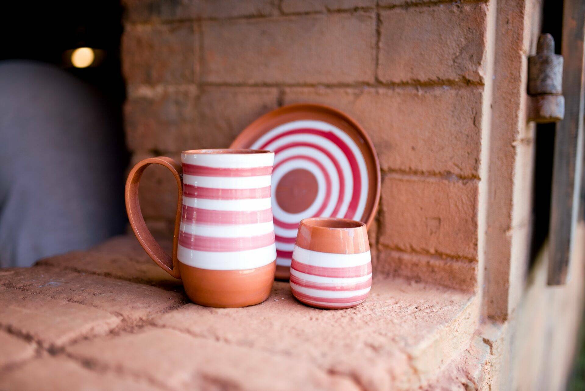 Plusieurs poteries sur le bord d'une fenêtre