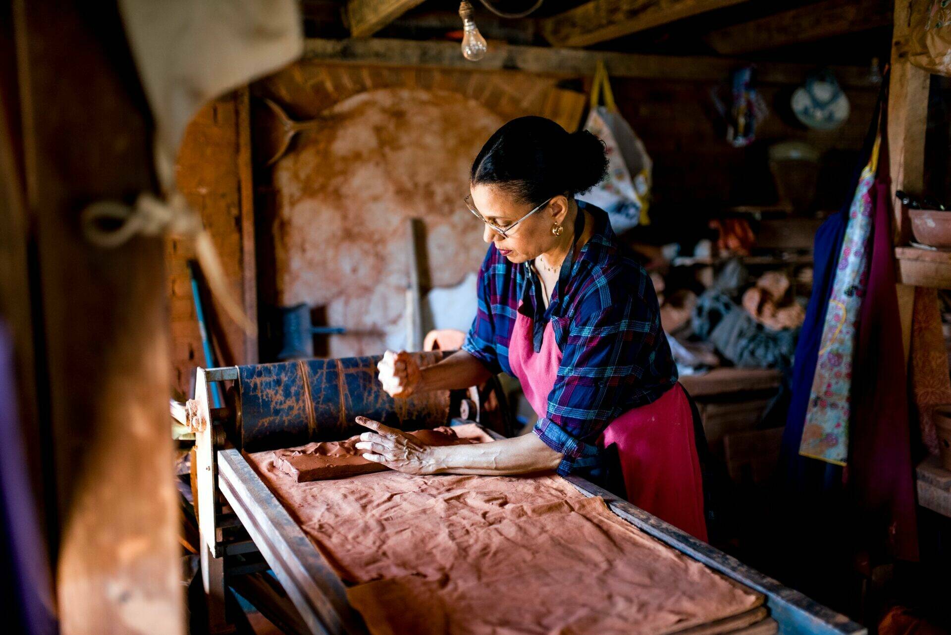 Valérie prépare des plaques de terre
